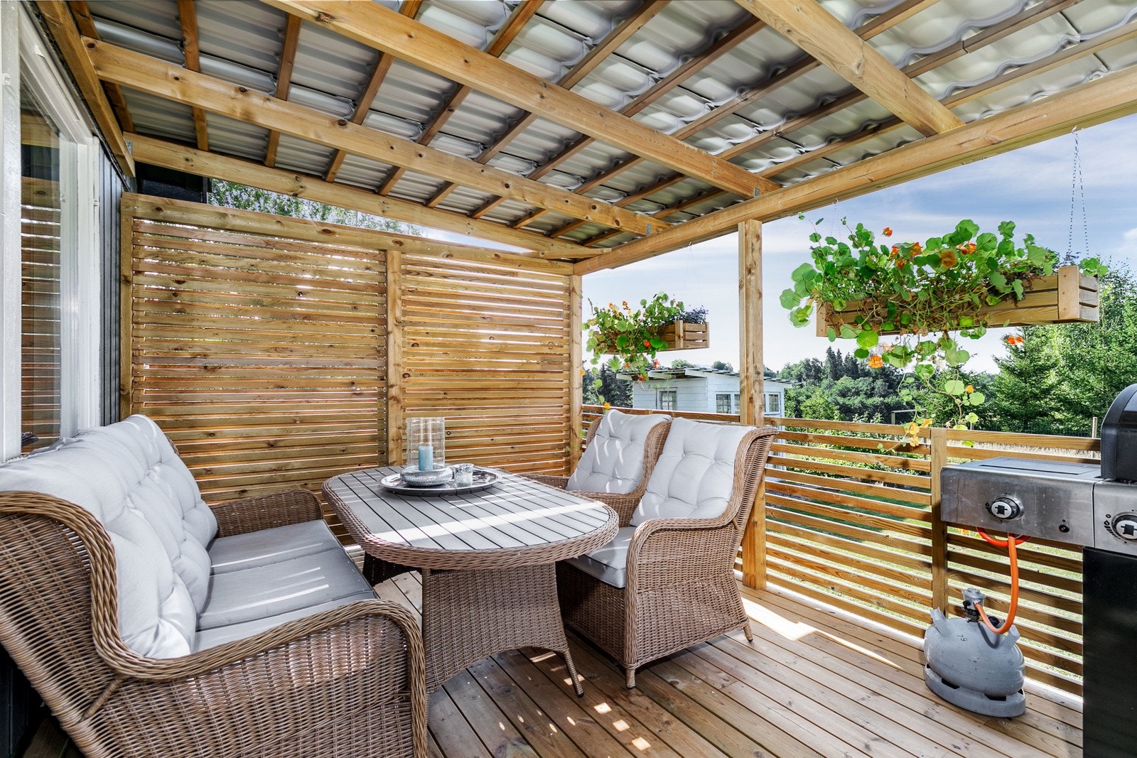 Deler av terrassen mot sydvest er takoverbygget med impregnert trevirke og takplater. Galleribilde