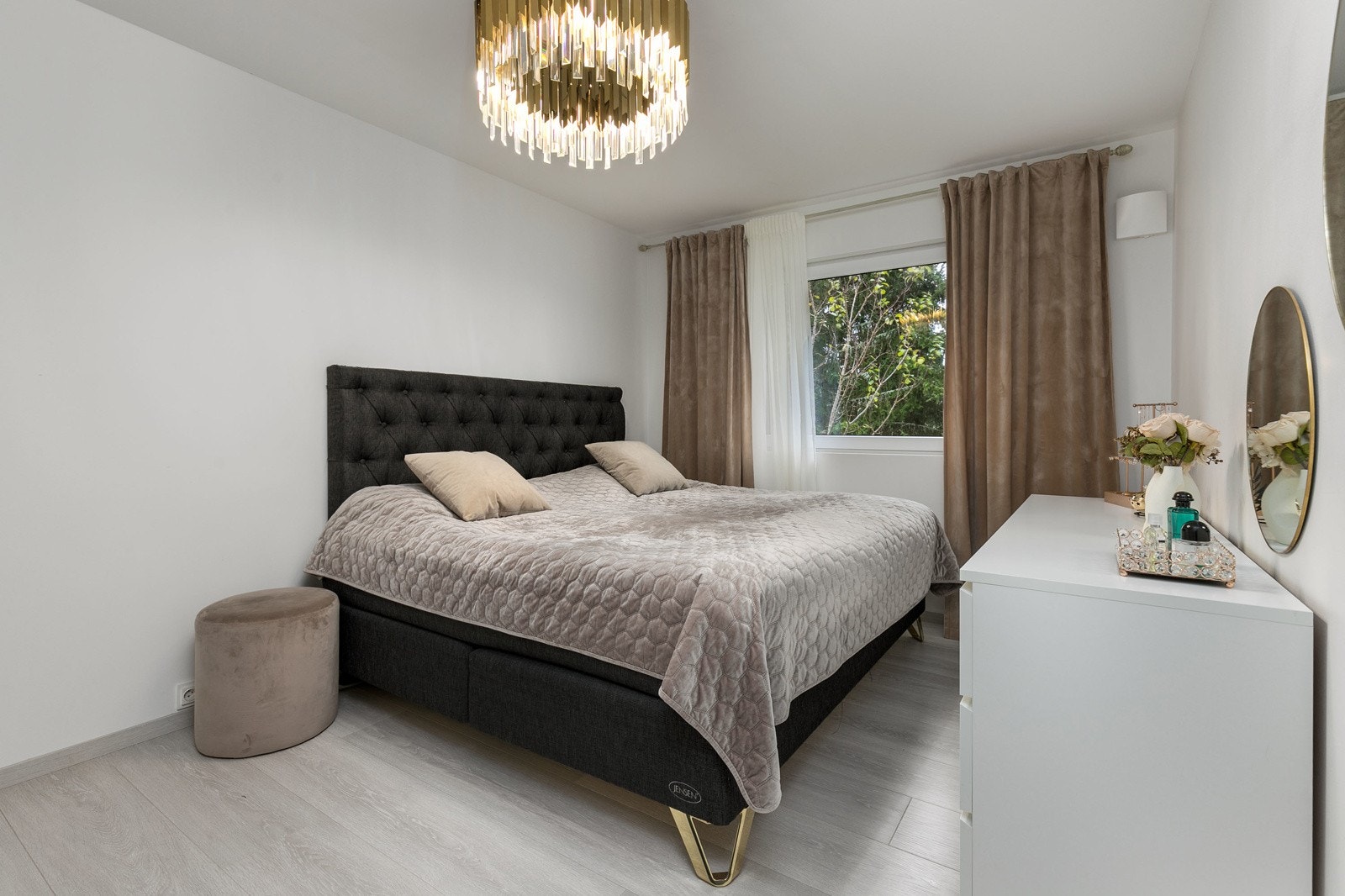 Boligen har to romslige og tiltalende soverom i boligens 1.etasje. Galleribilde