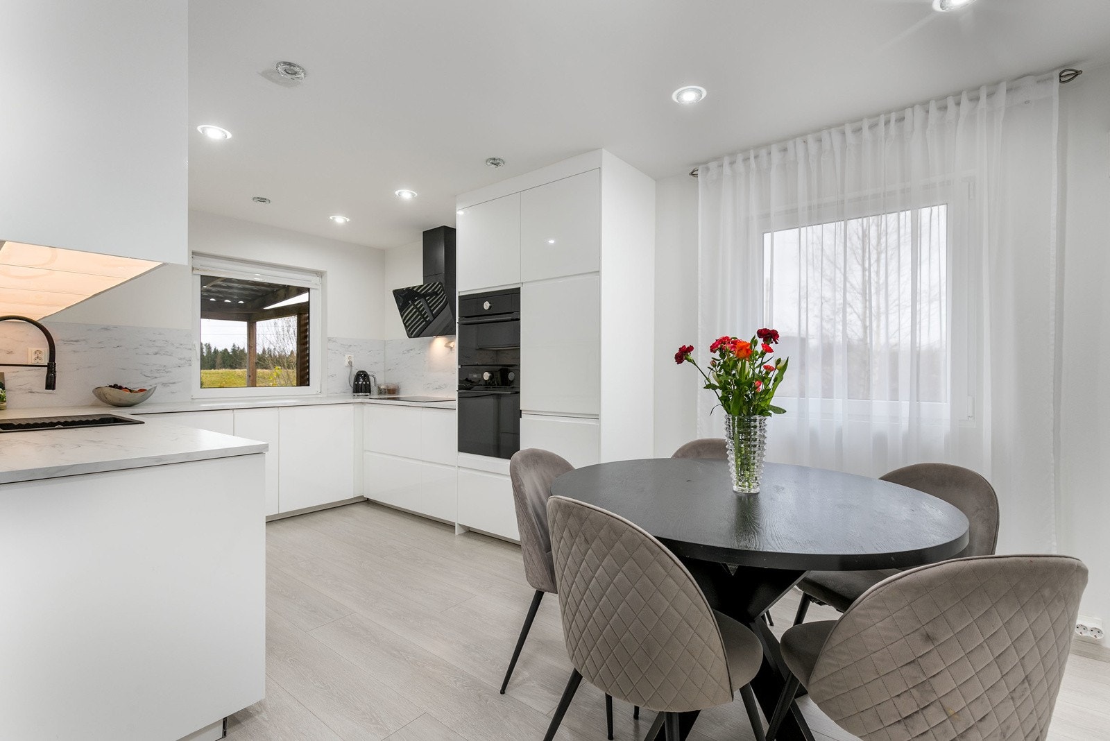 God plass til spisebord hvor man kan nyte herlige søndagsfrokoster sammen med hele familien. Galleribilde