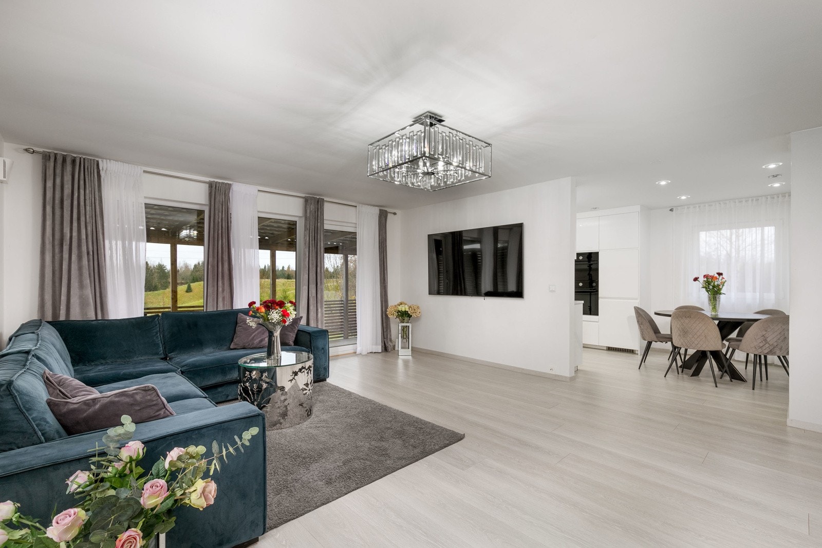 Gode vindusflater i flere himmelretninger slipper inn rikelig med lys og gir en luftig romfølelse. Galleribilde