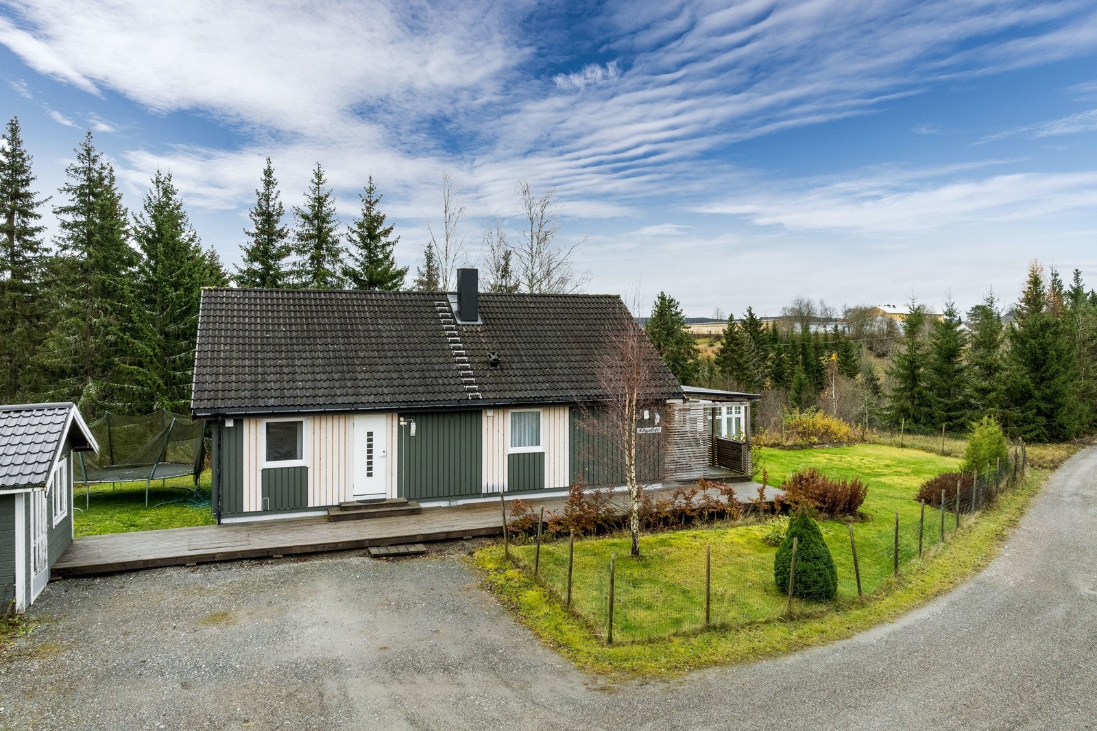 En innholdsrik og oppgradert familiebolig over to plan beliggende i naturskjønne og barnevennlige omgivelser. Galleribilde