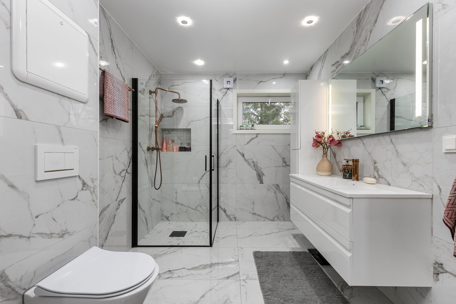 Romslig flislagt bad med gulvvarme. Galleribilde