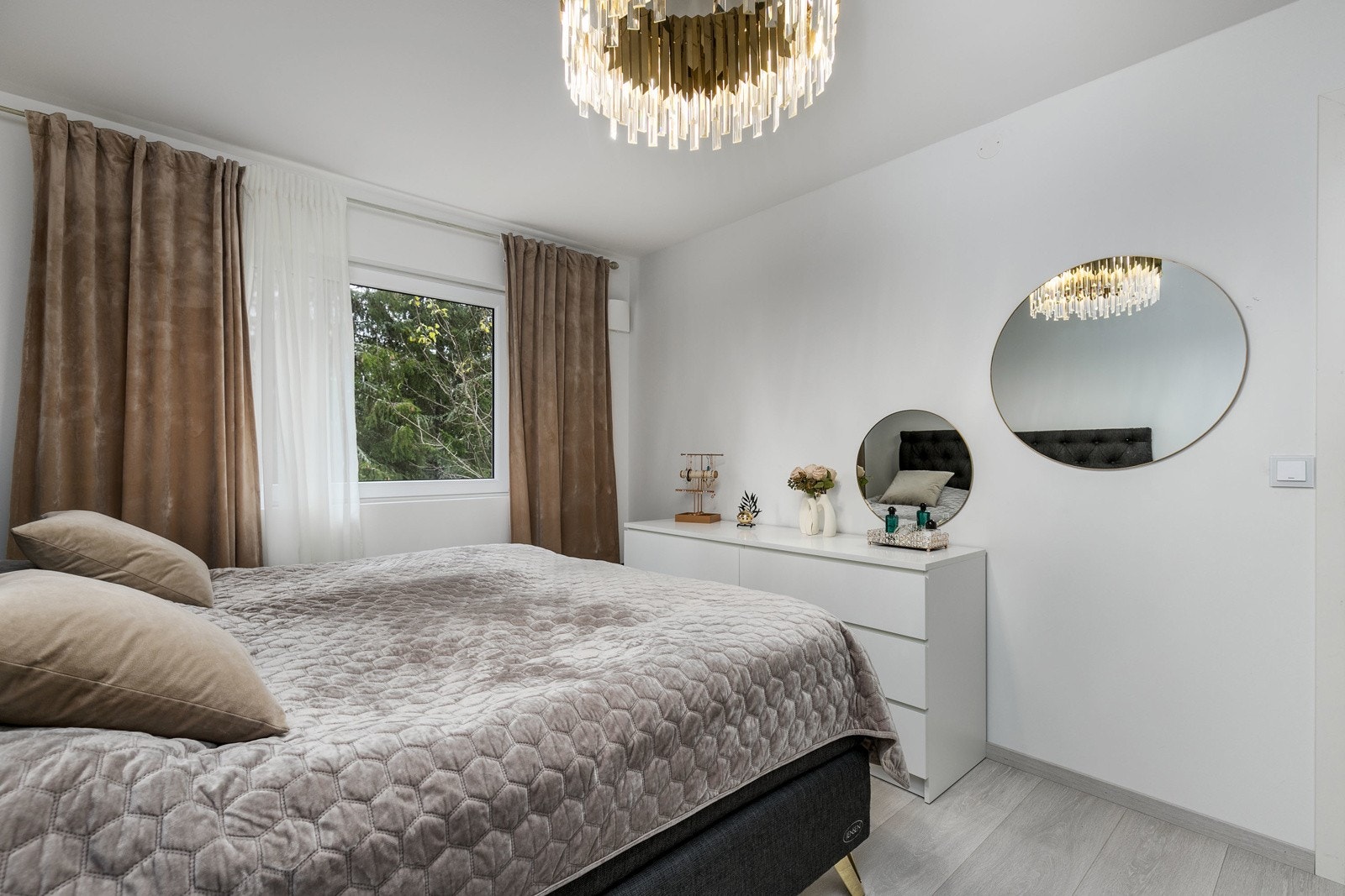 Rommene har malte overflater, laminat på gulv og vindu som slipper inn rikelig med lys. Galleribilde