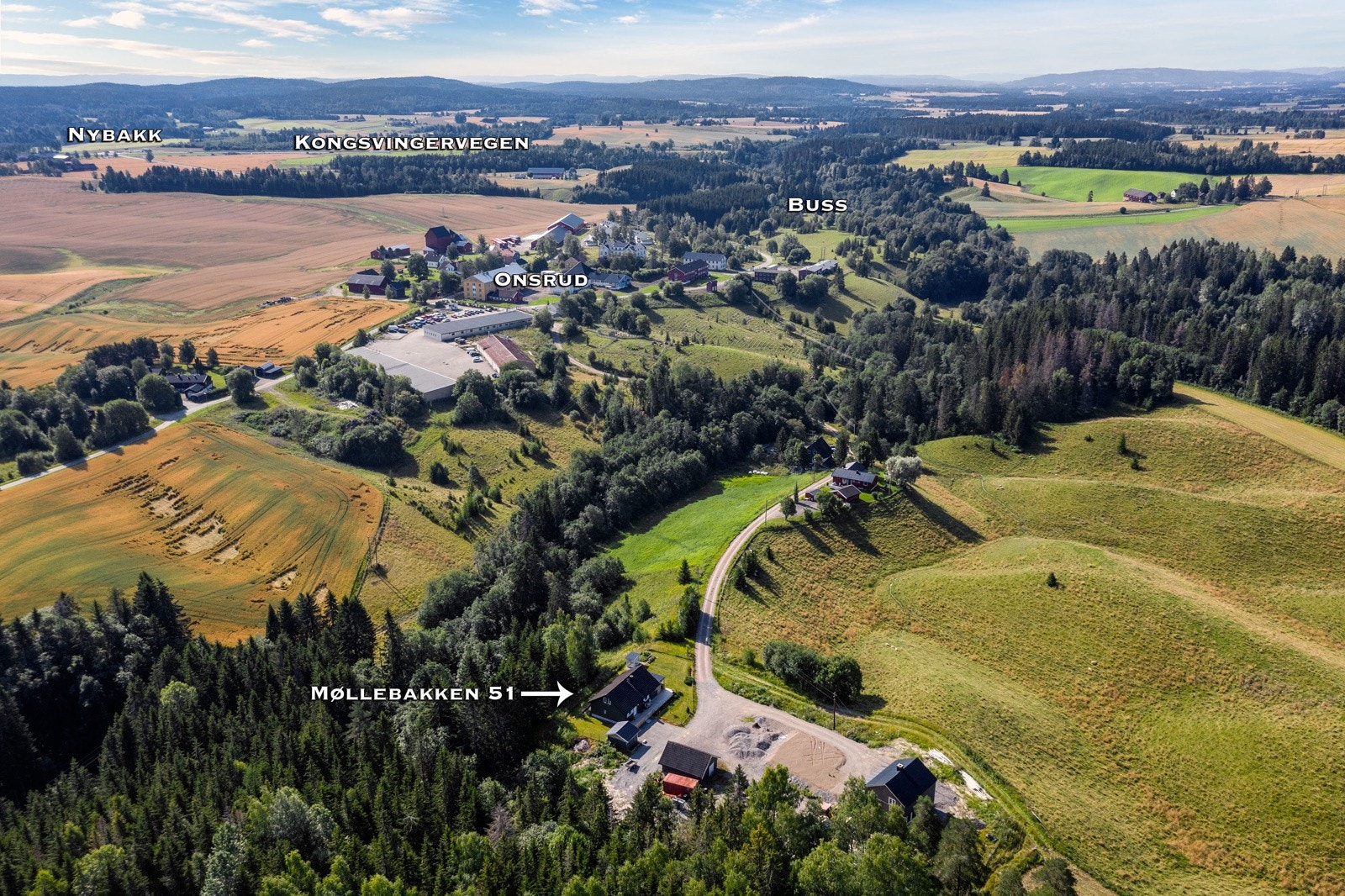 Boligen ligger landlig og tilbaketrukket i naturskjønne omgivelser på Algarheim i Ullensaker kommune. Galleribilde