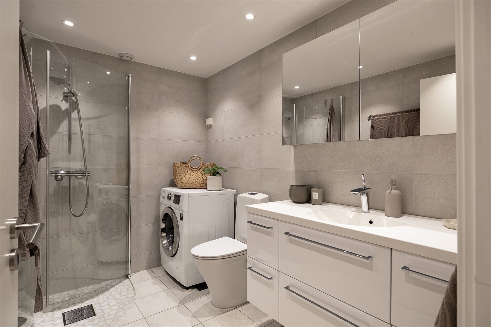 Delikat bad modernisert i 2019 med nye fliser, baderomsinnredning og dusjhjørne. Opplegg for vaskemaskin Galleribilde