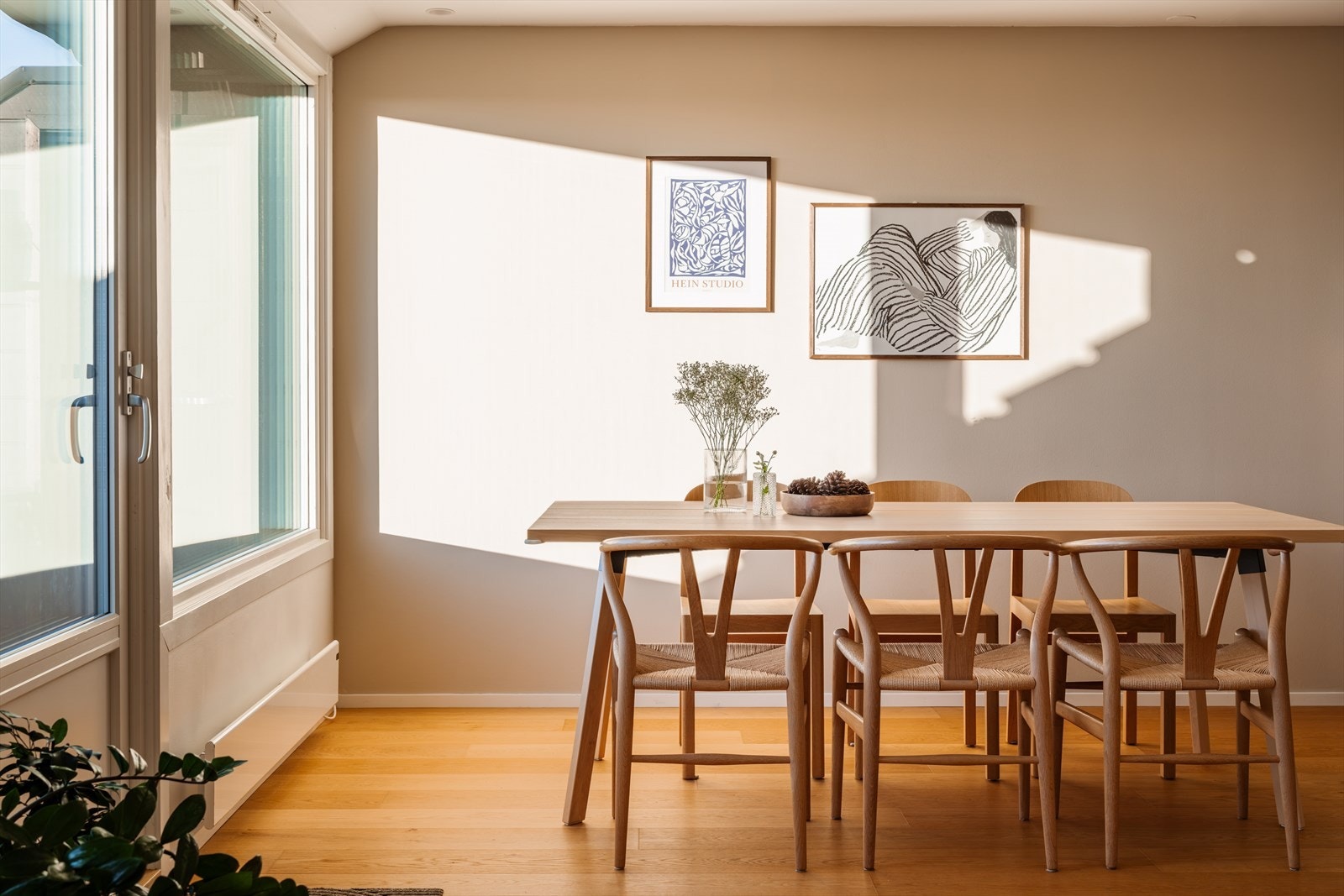 Fantastisk lysinnslipp i leiligheten fra store vindusflater Galleribilde