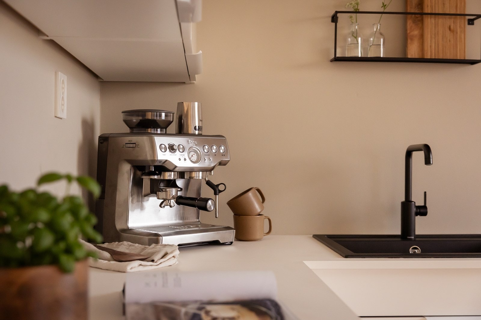 I forbindelse med oppgraderingen av kjøkkenet ble det lagt opp to nye kurser og fem punkter. Det foreligger samsvarserklæring. Det er også montert waterguard Galleribilde