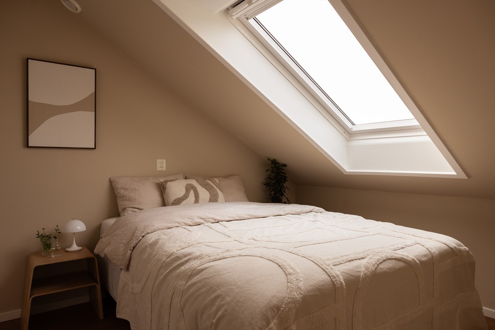 Hovedsoverom av god størrelse med plass til dobbeltseng og tilhørende møblement Galleribilde