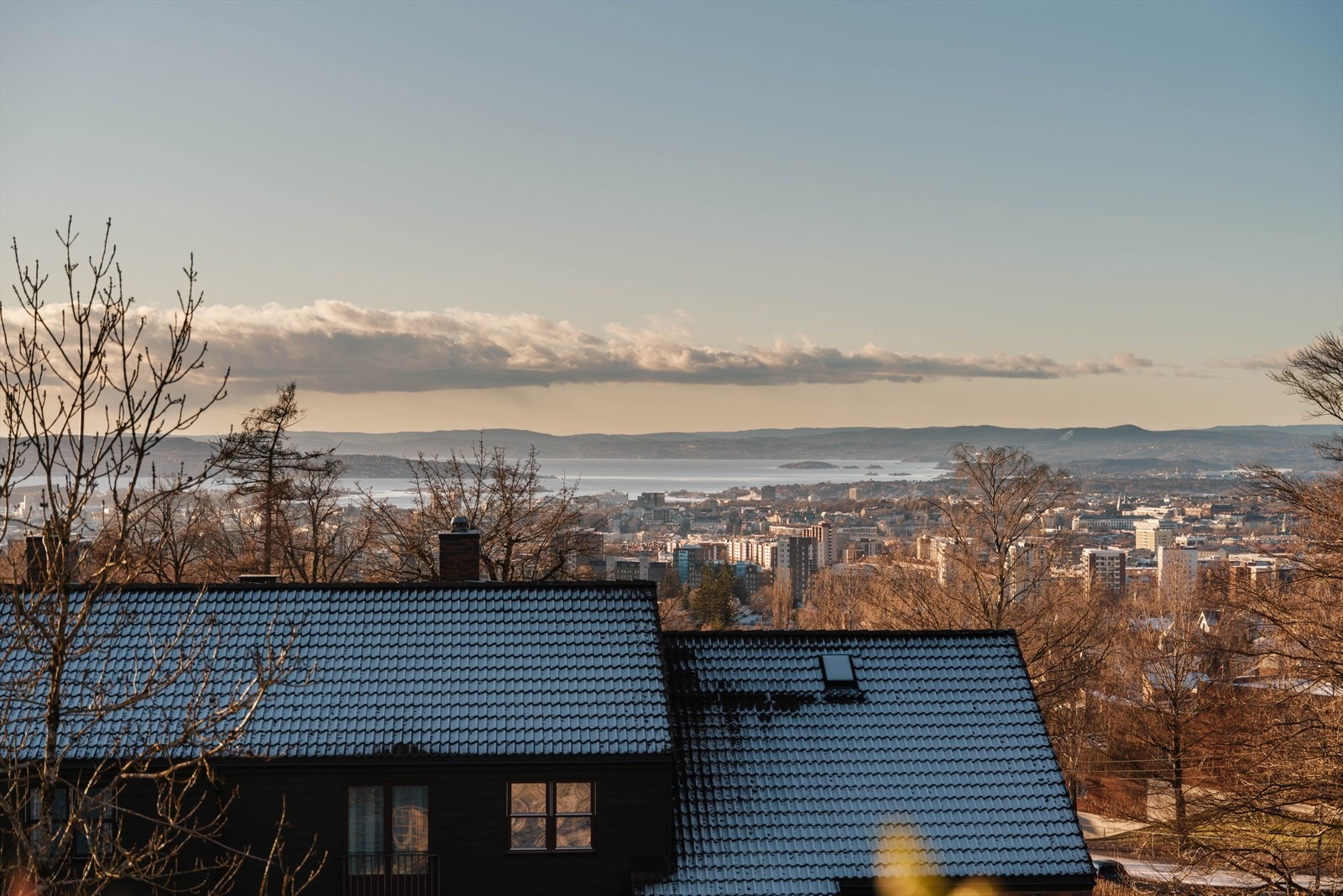 Fra Ekeberg i øst via sentrum og Oslofjorden til Holmenkollen i vest Galleribilde