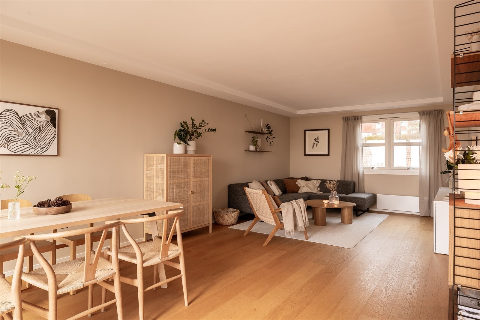 I stuen ble også overflatene malt i 2020, og belysningen er oppgradert med moderne LED-downlights Galleribilde