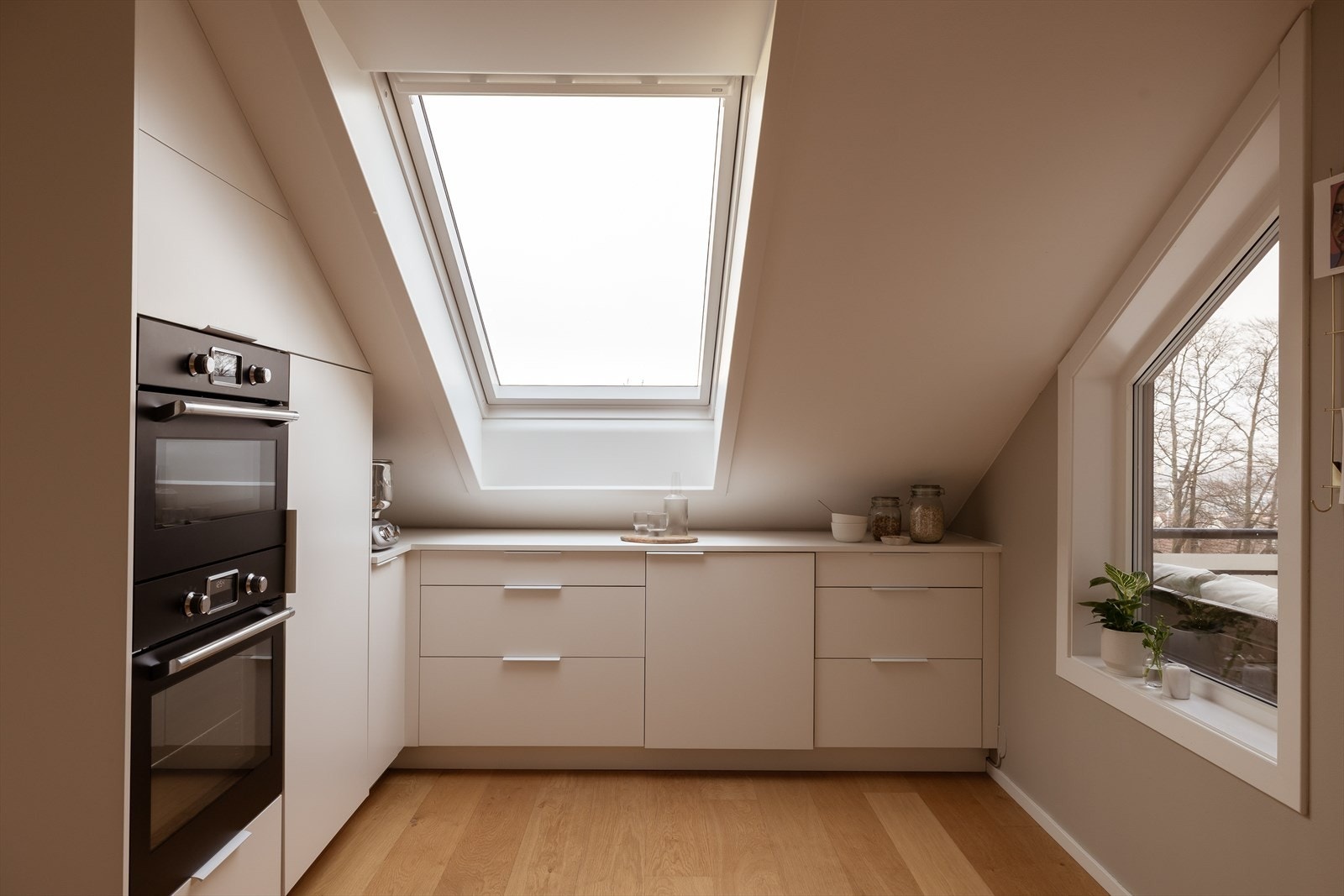 Kjøkkenet er stilrent og moderne og har gode skap- og benkeplassløsninger Galleribilde