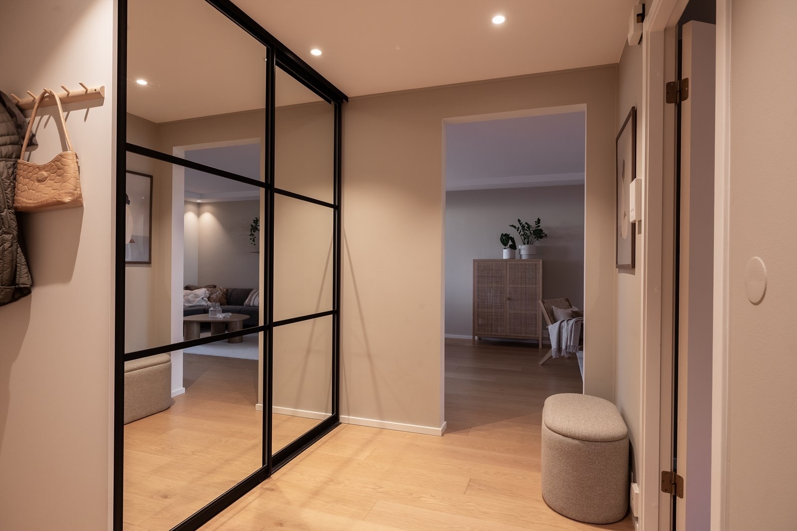 Romslig entré med gode oppbevaringsmuligheter for yttertøy og sko i skyvedørsgarderobe Galleribilde