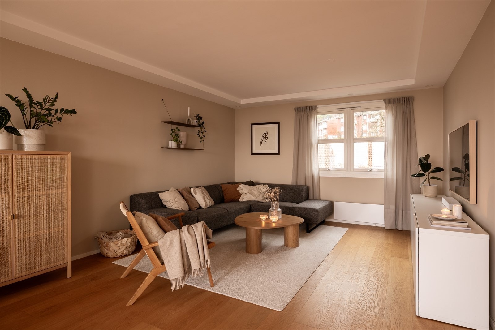 På gulvet i stuen er det en pen og velholdt enstavs eikeparkett Galleribilde