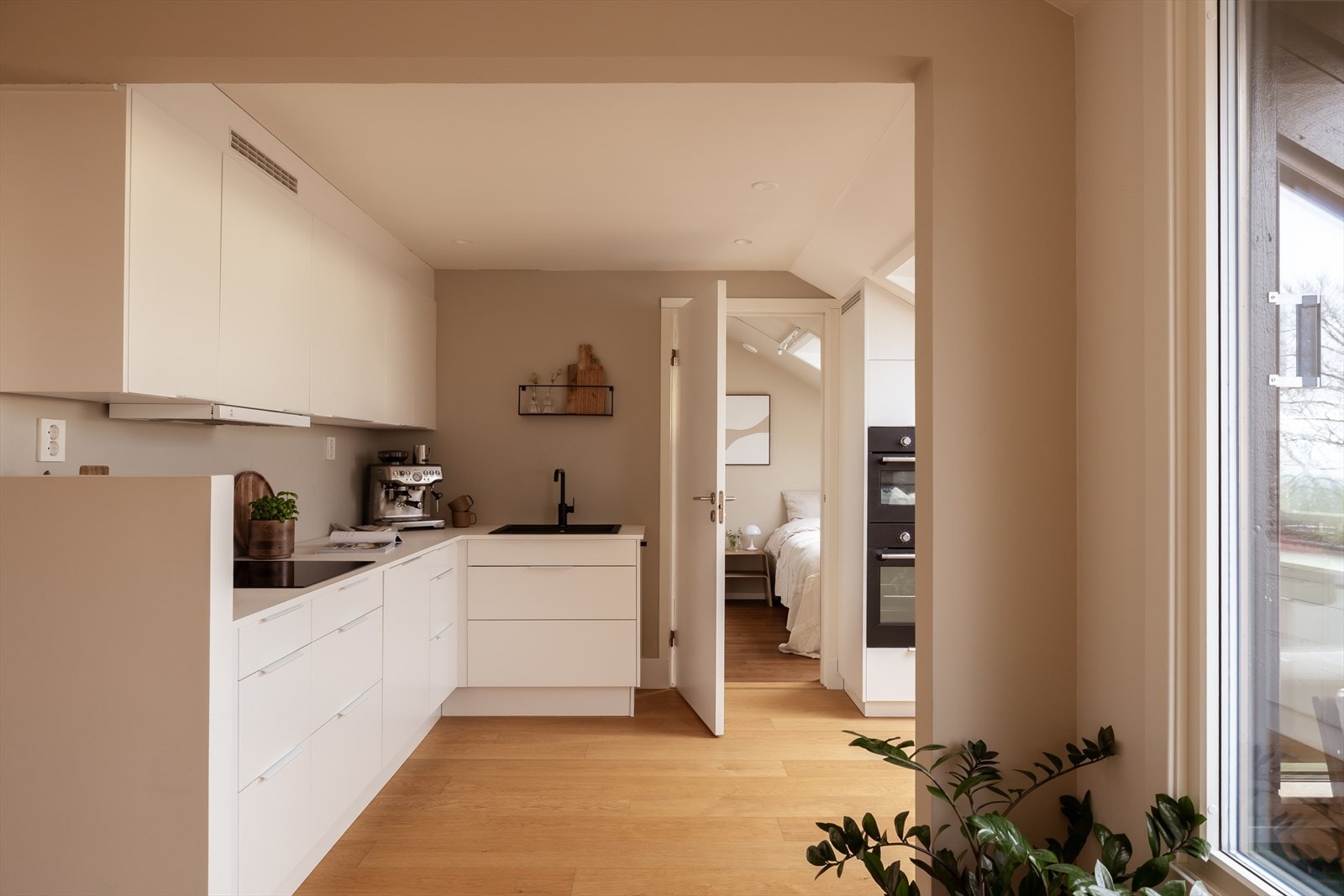 I delvis åpen løsning fra stuen ligger et lekkert kjøkken som sto nytt i 2020 Galleribilde