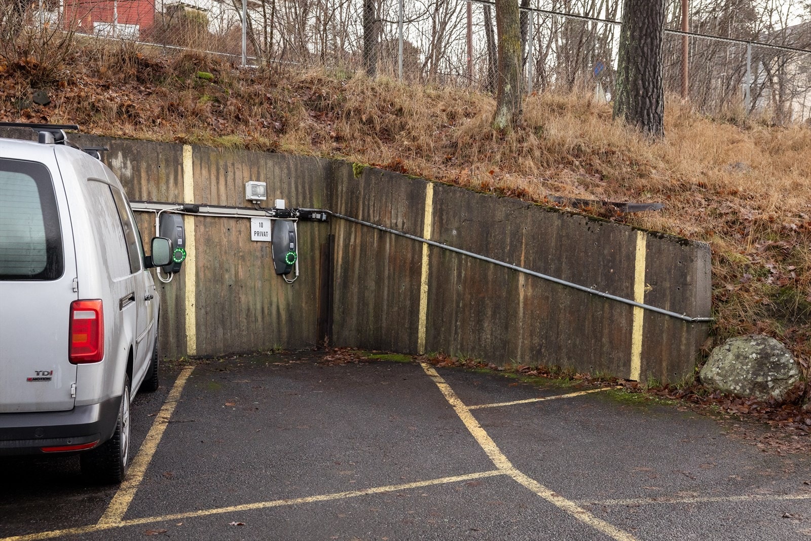 Biloppstillingsplass nr. 10 medfølger leiligheten. Det er montert elbillader på plassen Galleribilde