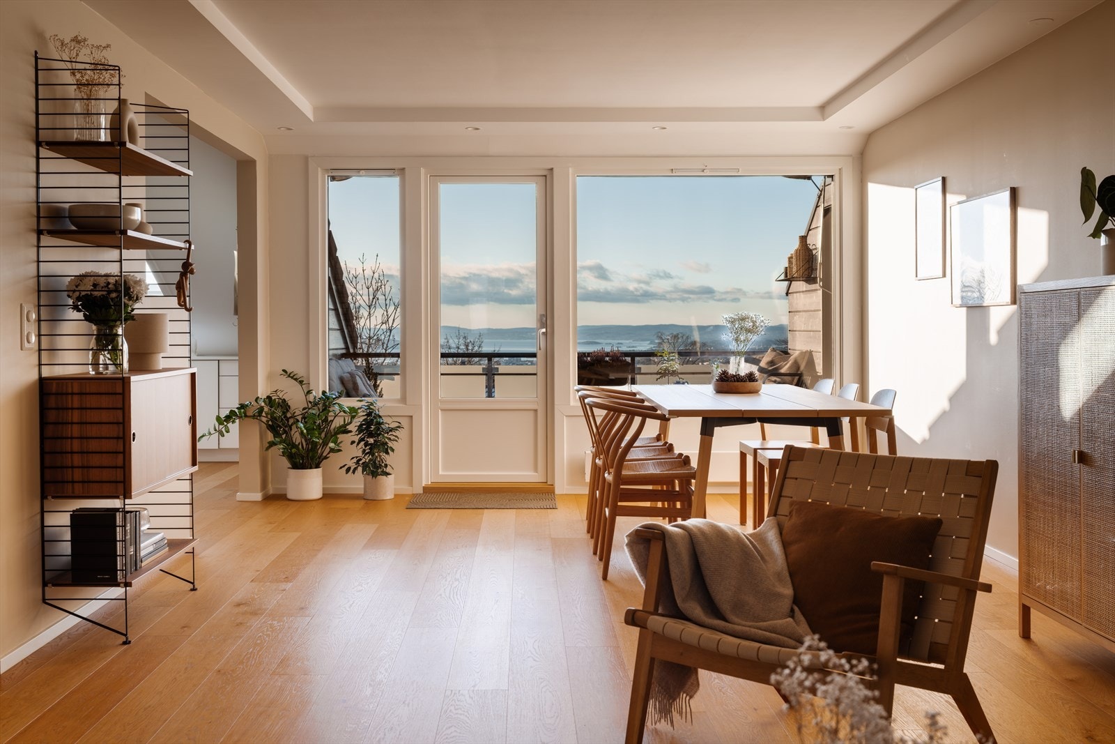 I stuen er det plass til å innrede med stort spisebord hvor du har fantastisk utsikt Galleribilde