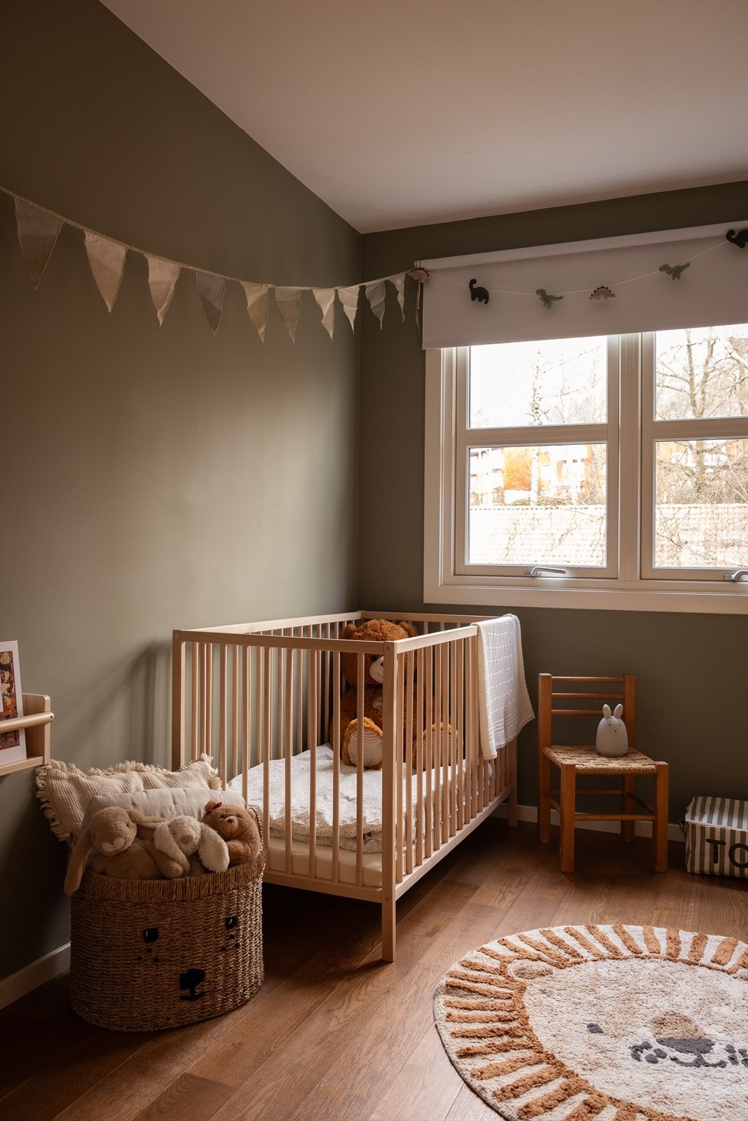 Også her ble overflater malt og nytt parkettgulv lagt i 2020, noe som gir et helhetlig og pent uttrykk Galleribilde