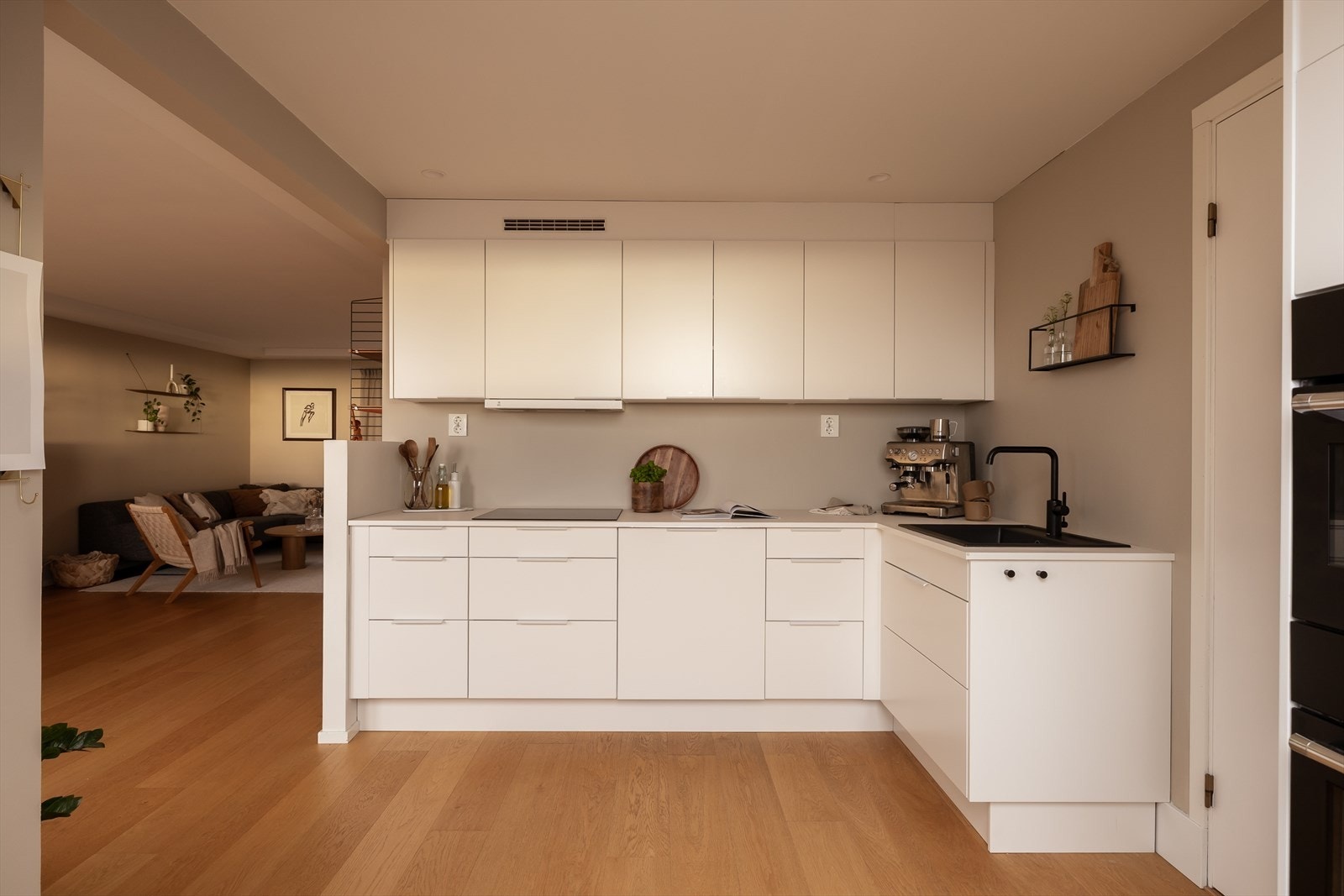 Den åpne løsningen bidrar til en sosial og luftig planløsning Galleribilde