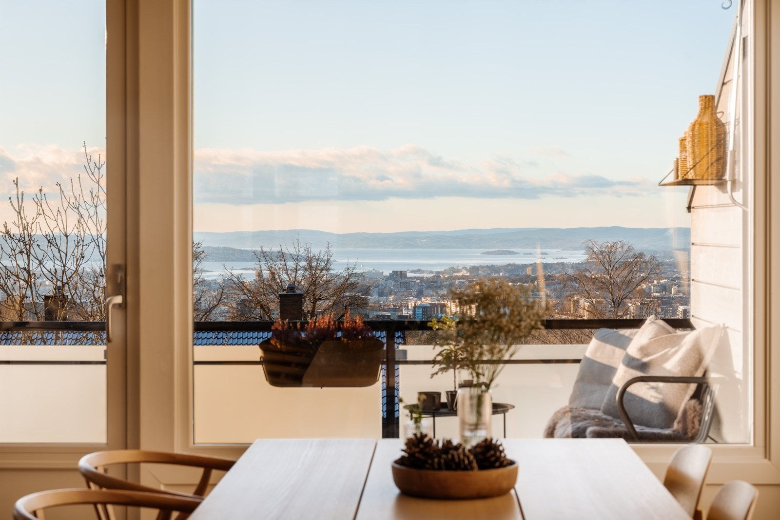 Dette er en lekker og gjennomgående toppleilighet med marka for dine føtter Galleribilde