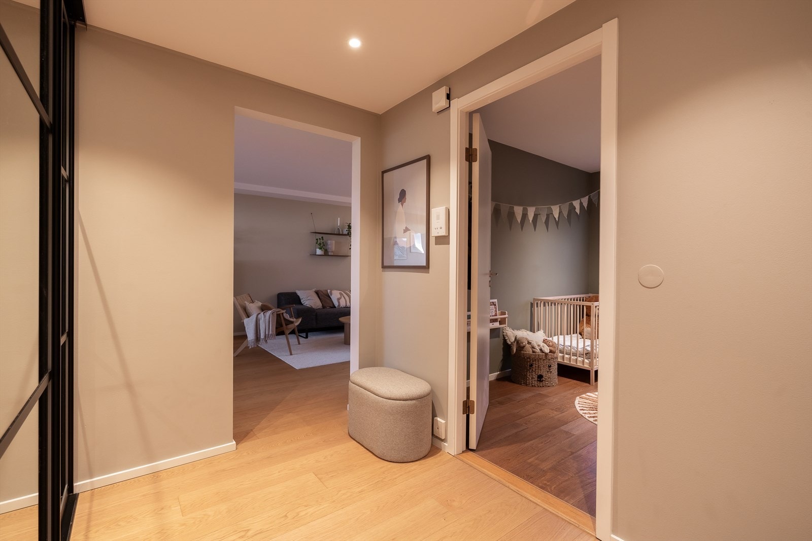 Entréen gir et ryddig og pent førsteinntrykk, og fungerer som et naturlig bindeledd mellom boligens ulike rom Galleribilde