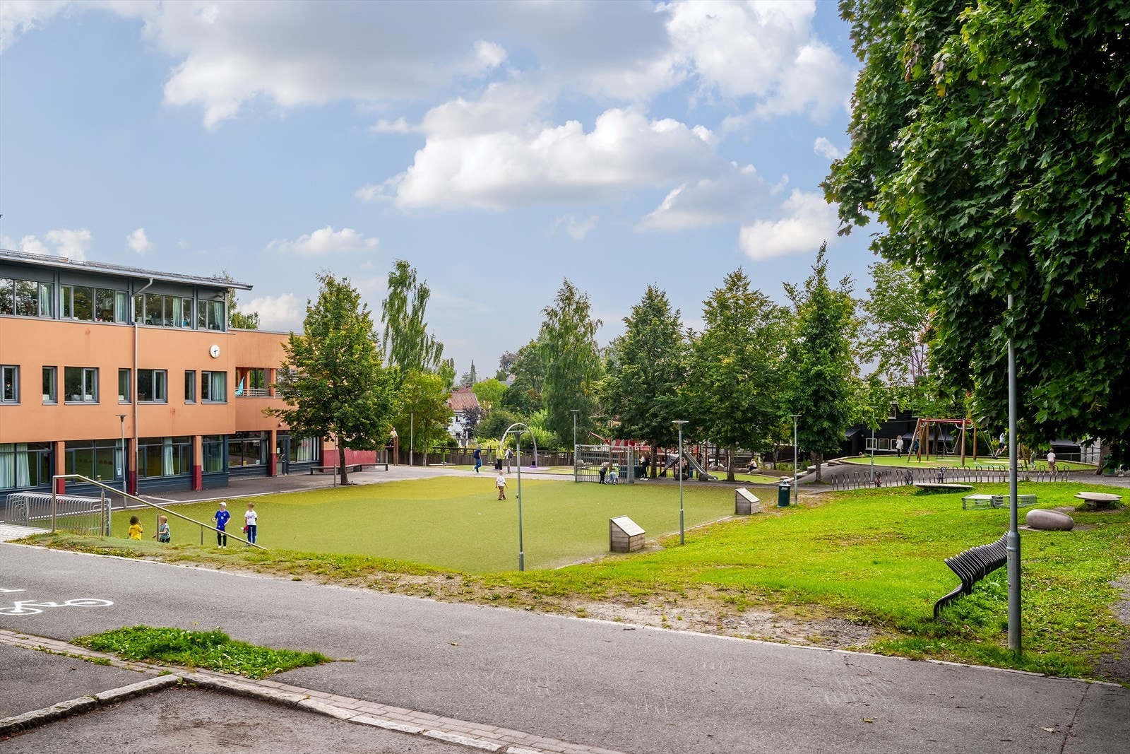Disen skole ligger en kort gåtur fra leiligheten Galleribilde