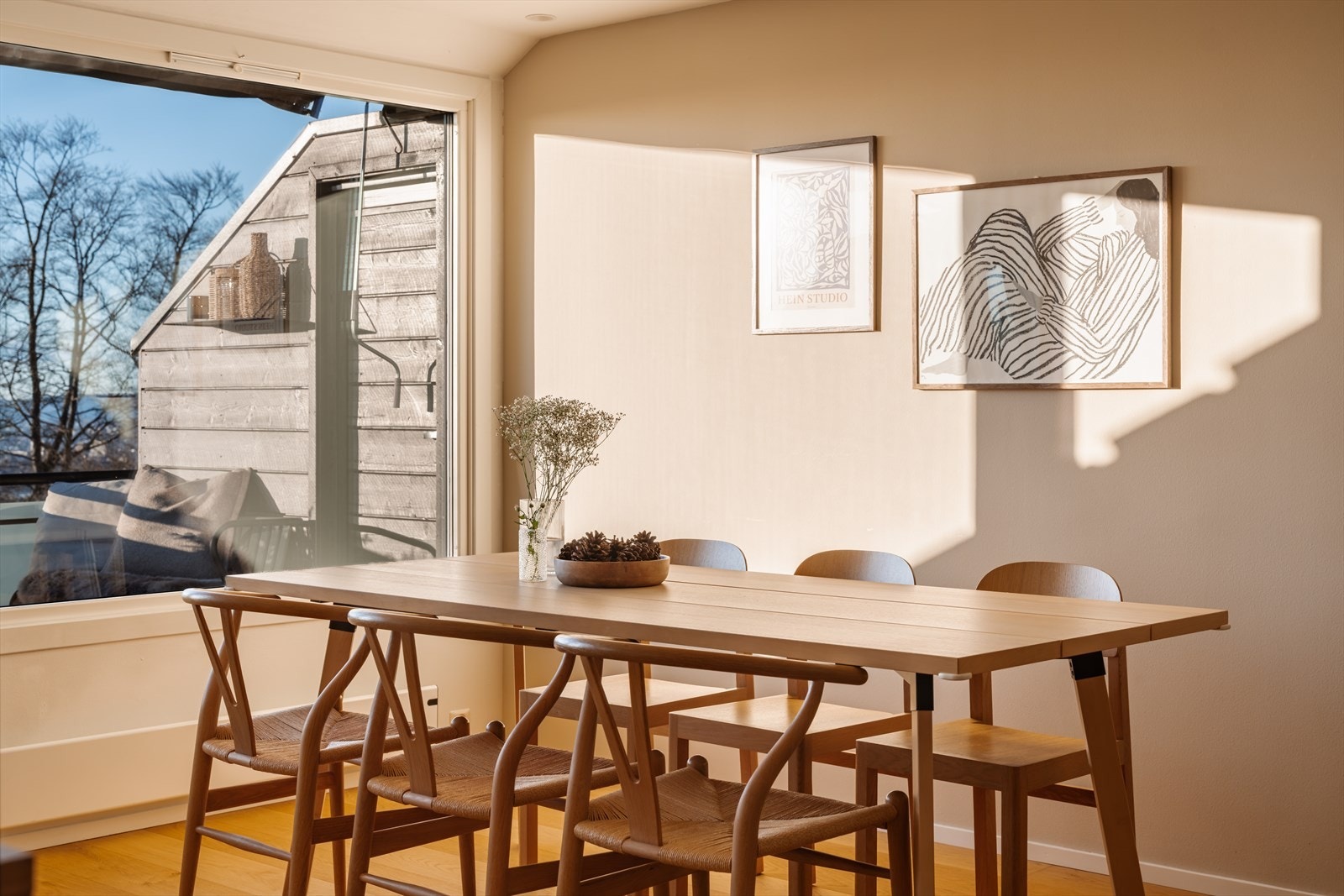 En sjelden mulighet i et av Oslos mest ettertraktede boligområder! Her bor du høyt og fritt til i et veletablert og fredelig nabolag på Grefsen, omgitt av grønne omgivelser, flott utsikt og kort vei til alt du ellers trenger i hverdagen Galleribilde