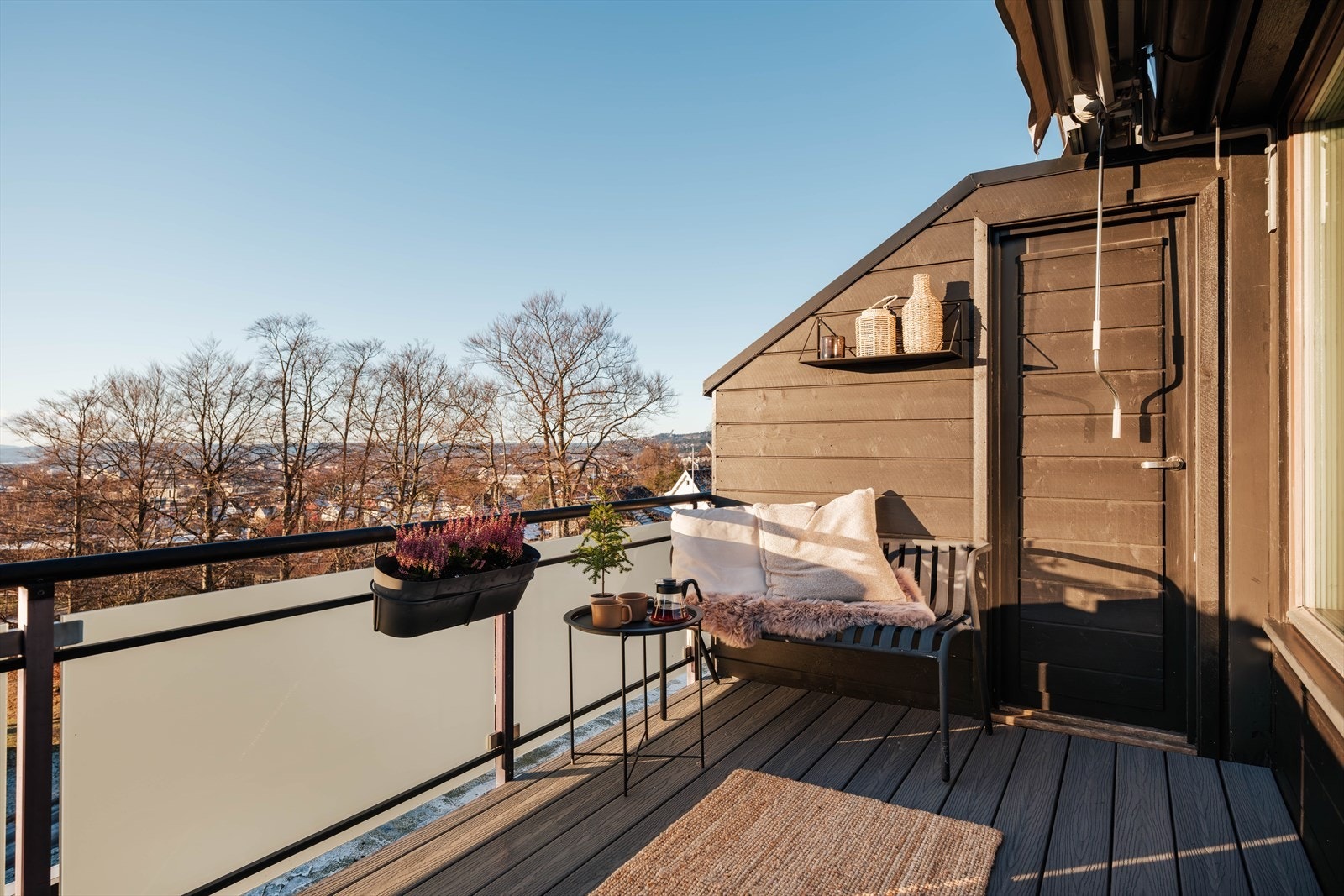 Deilig sør-vestvendt balkong på ca. 8 kvm med sol fra morgen til kveld Galleribilde