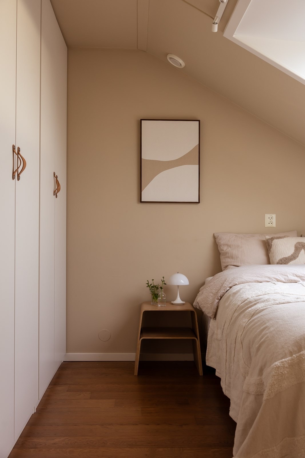 Overflater ble malt i 2020, og det er lagt nytt parkettgulv samme år Galleribilde