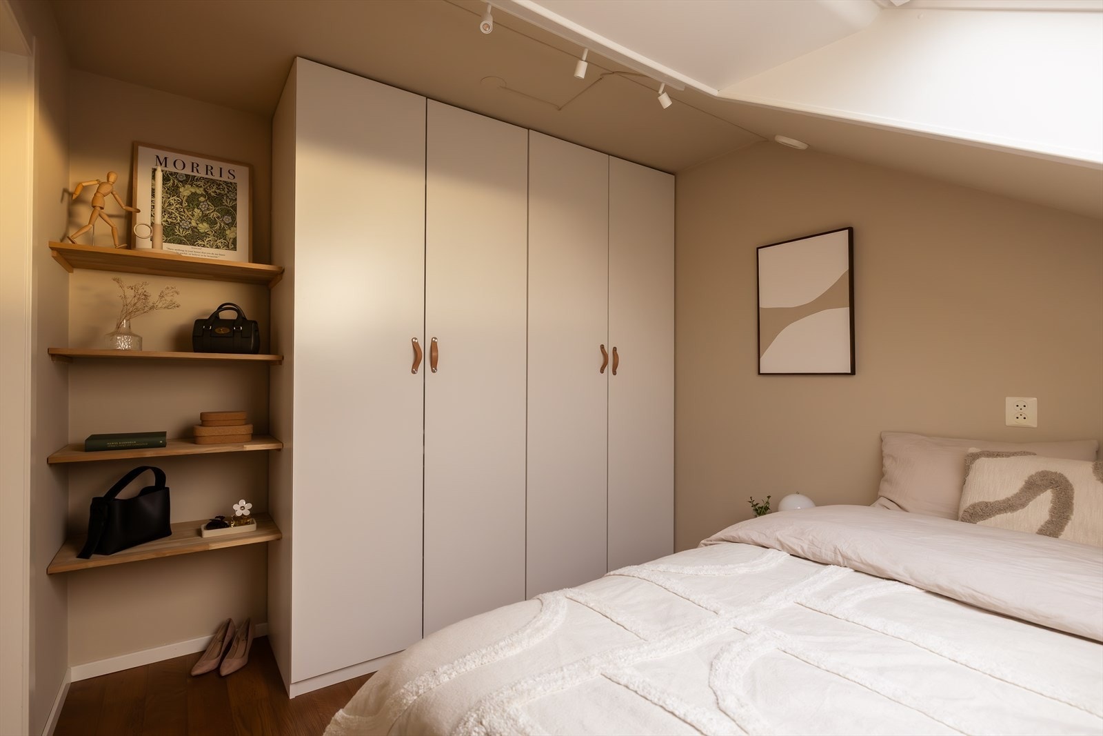 Godt med garderobeplass på soverommet Galleribilde
