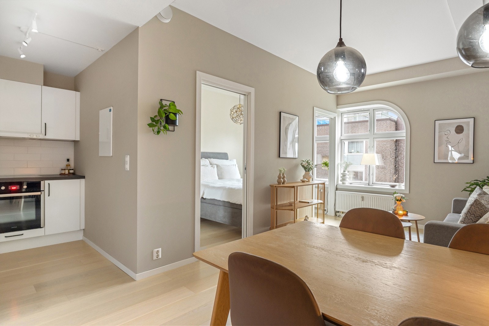 Kjøkkenet ligger i en delvis åpen løsning til stuen. Galleribilde