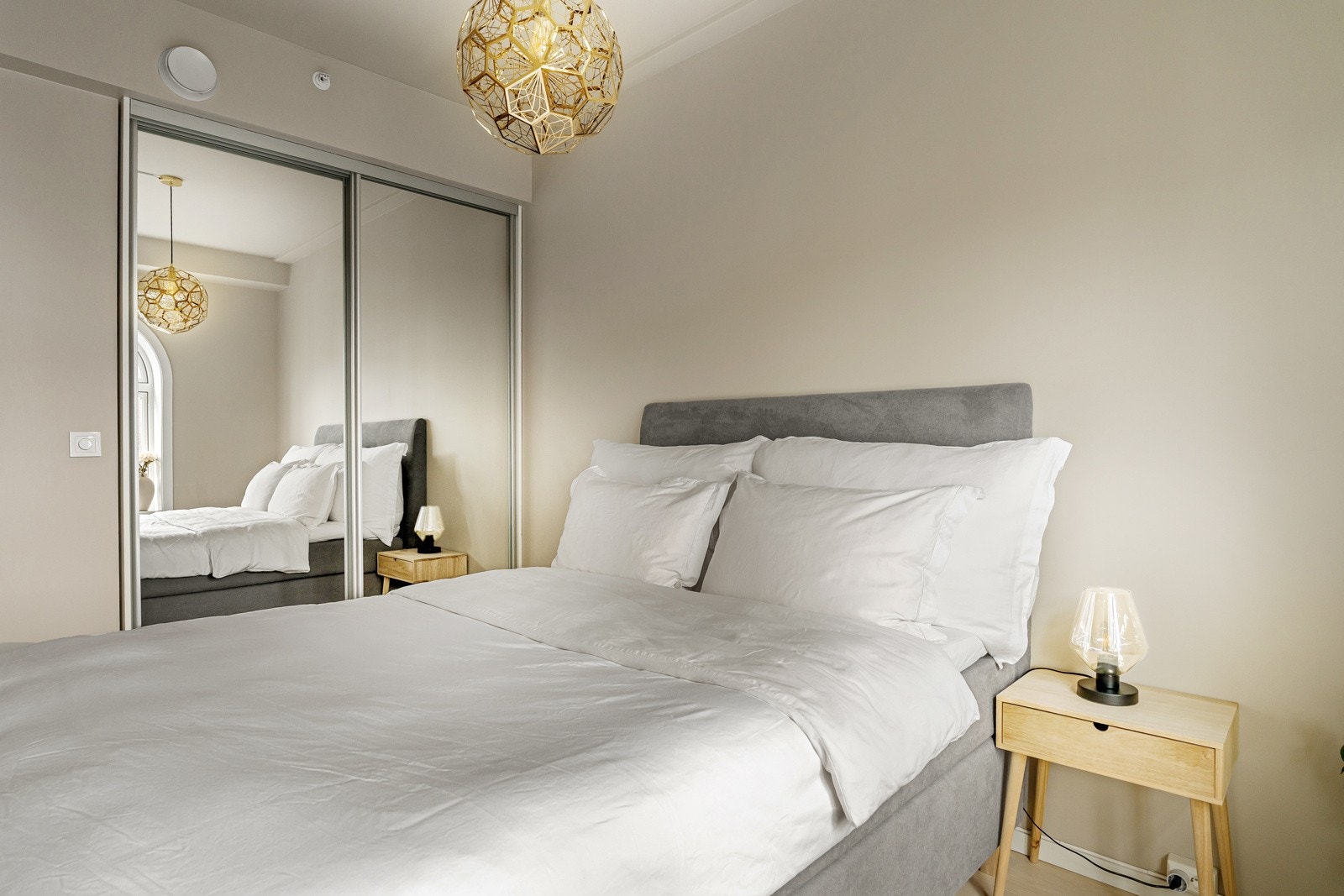 Den praktiske og romslige garderobeløsningen sørger for rikelig med oppbevaringsplass for klær. Galleribilde