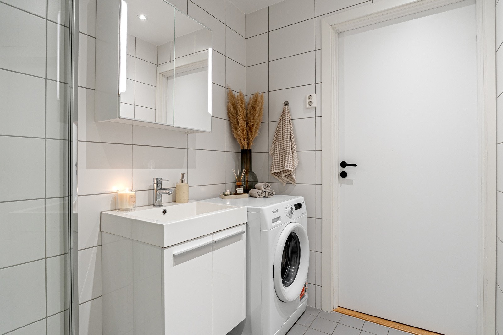 Videre er det innebygget sisterne med vegghengt toalett og opplegg for vaskemaskin. Galleribilde