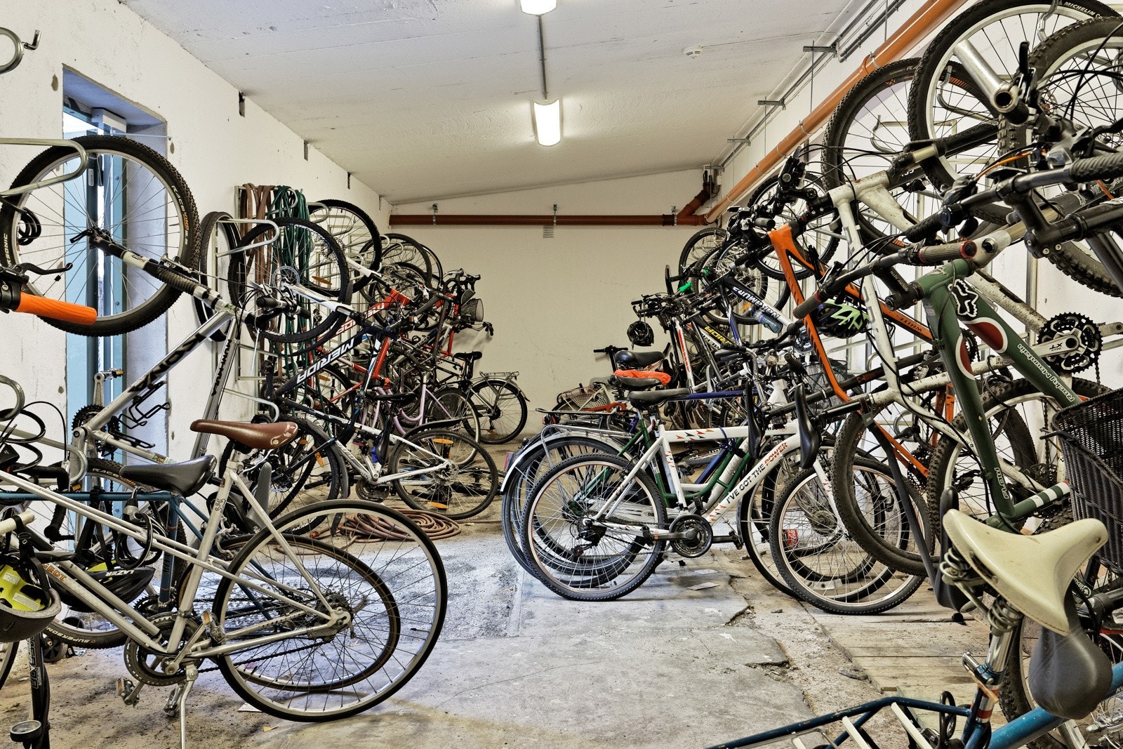 Felles låst sykkelbod Galleribilde