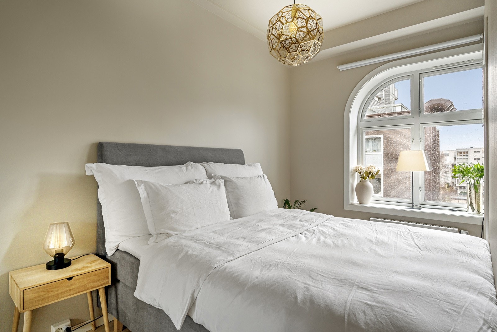 Stort vindu slipper inn godt med lys. Galleribilde