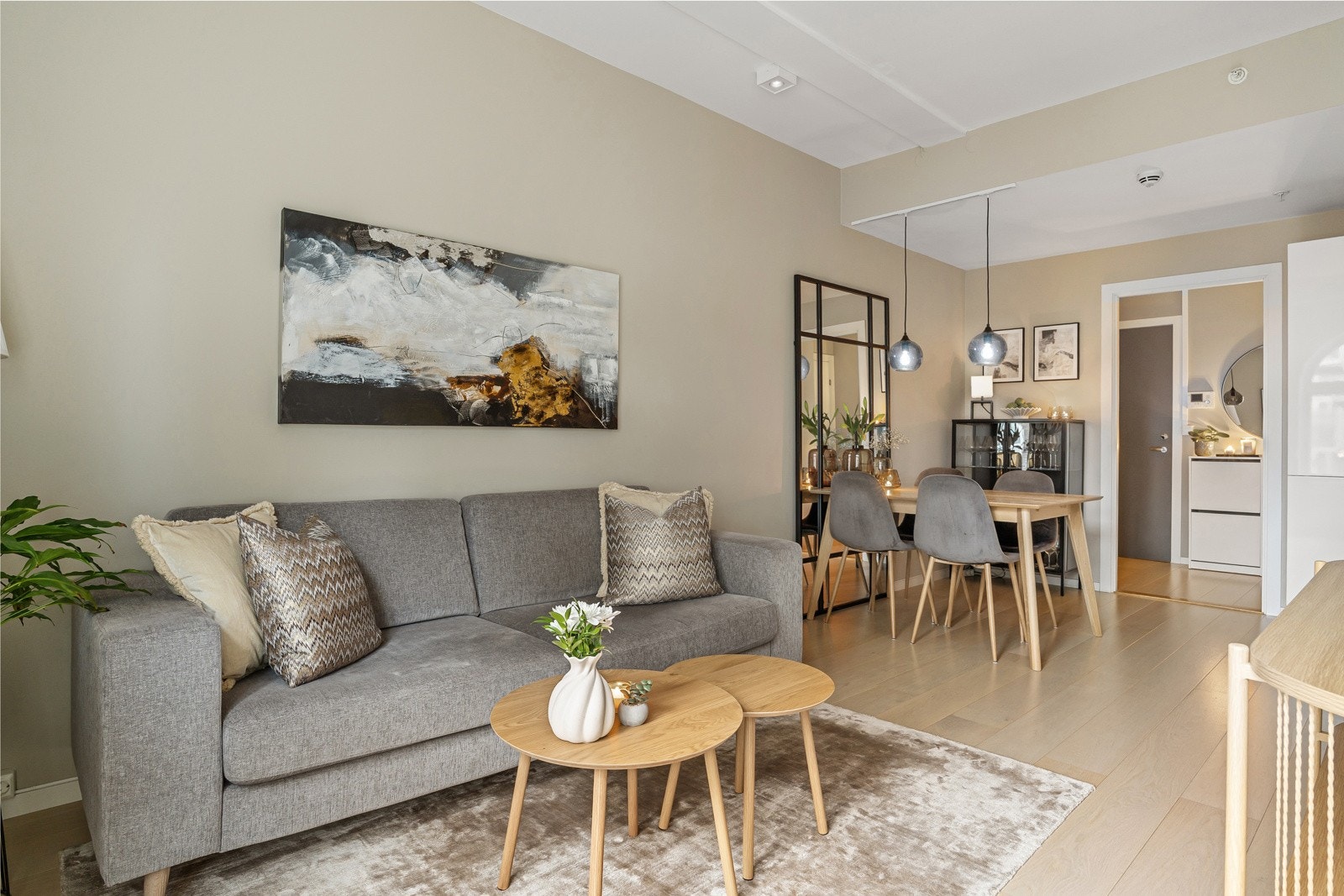 Takhøyden i stuen er målt til ca. 2,74 meter. Galleribilde