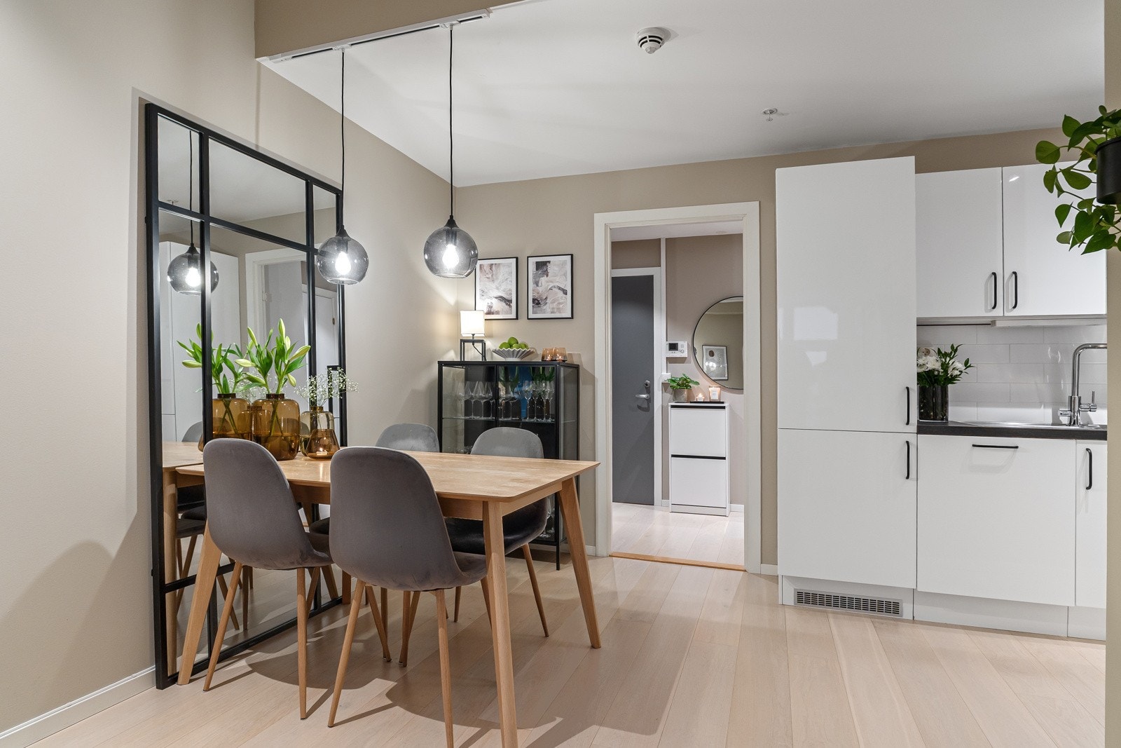 Stuen har god plass til både spisebord og komfortabel sofaløsning. Galleribilde