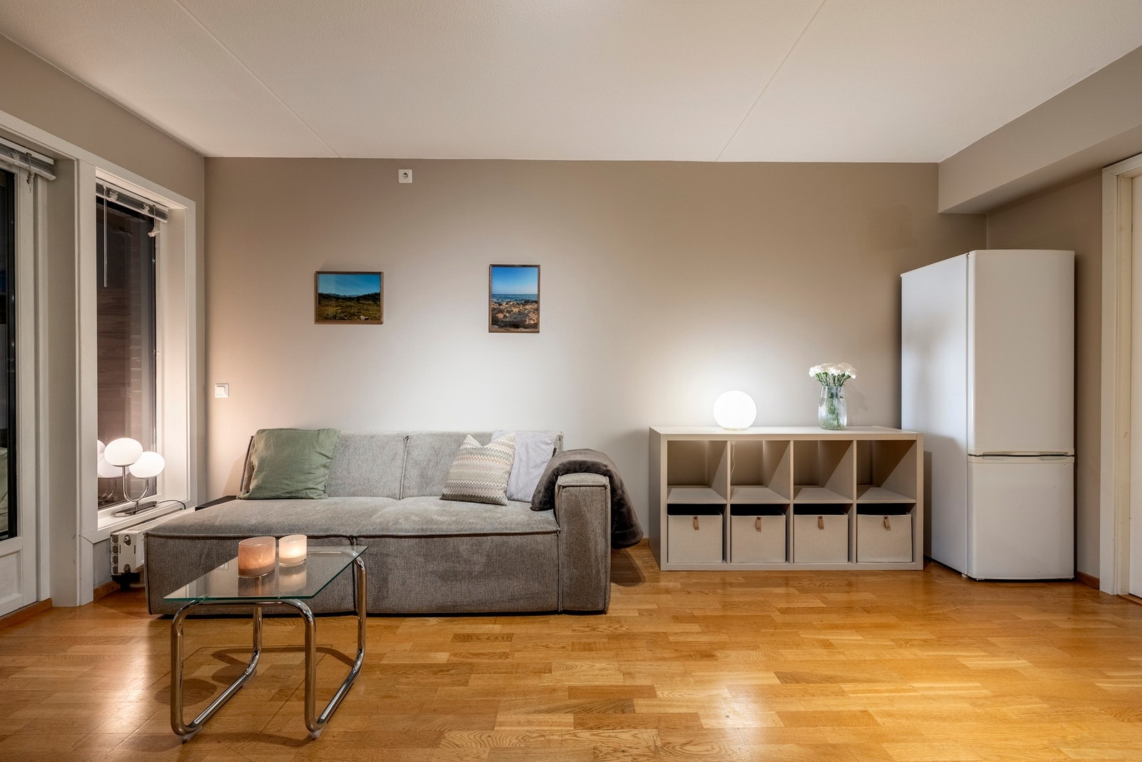 Det er gode møbleringsmuligheter med plass til spisebord, TV-anlegg og sofa. Galleribilde