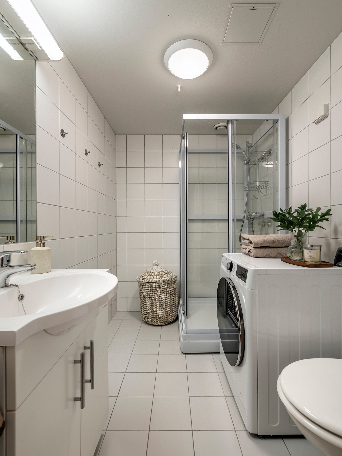 Badet er praktisk plassert i tilknytning til entréen og har flislagte vegger og gulv, samt varmekabler. Galleribilde