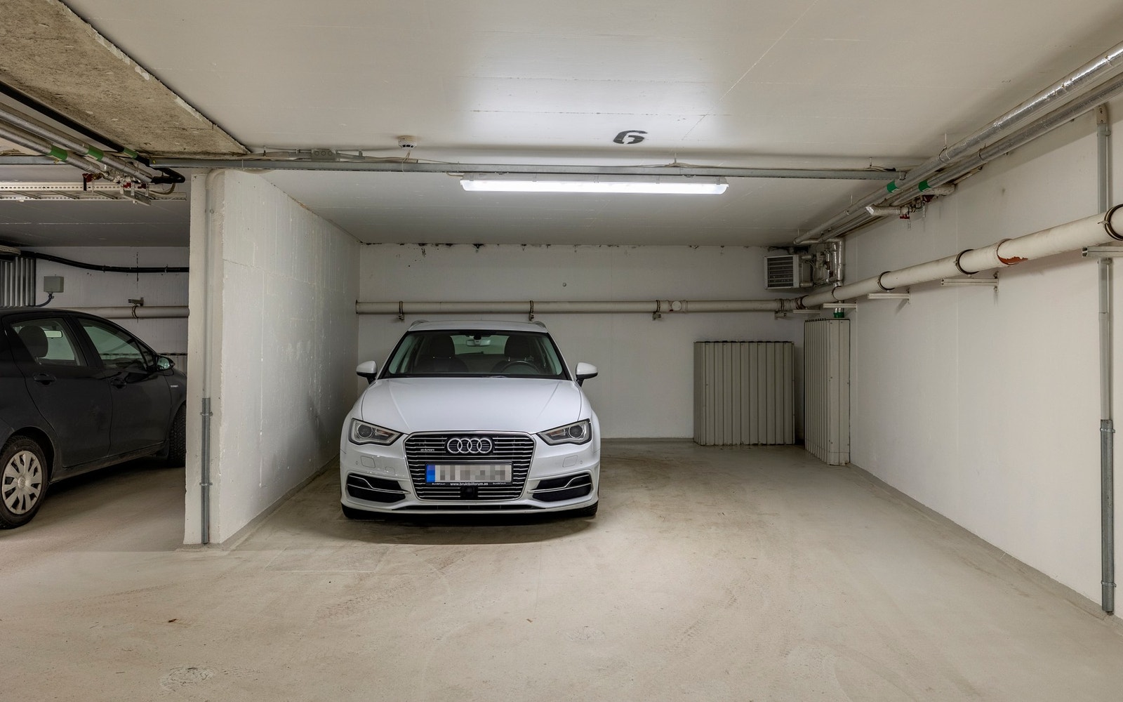 Det medfølger en parkeringsplass i felles garasjeanlegg. Galleribilde