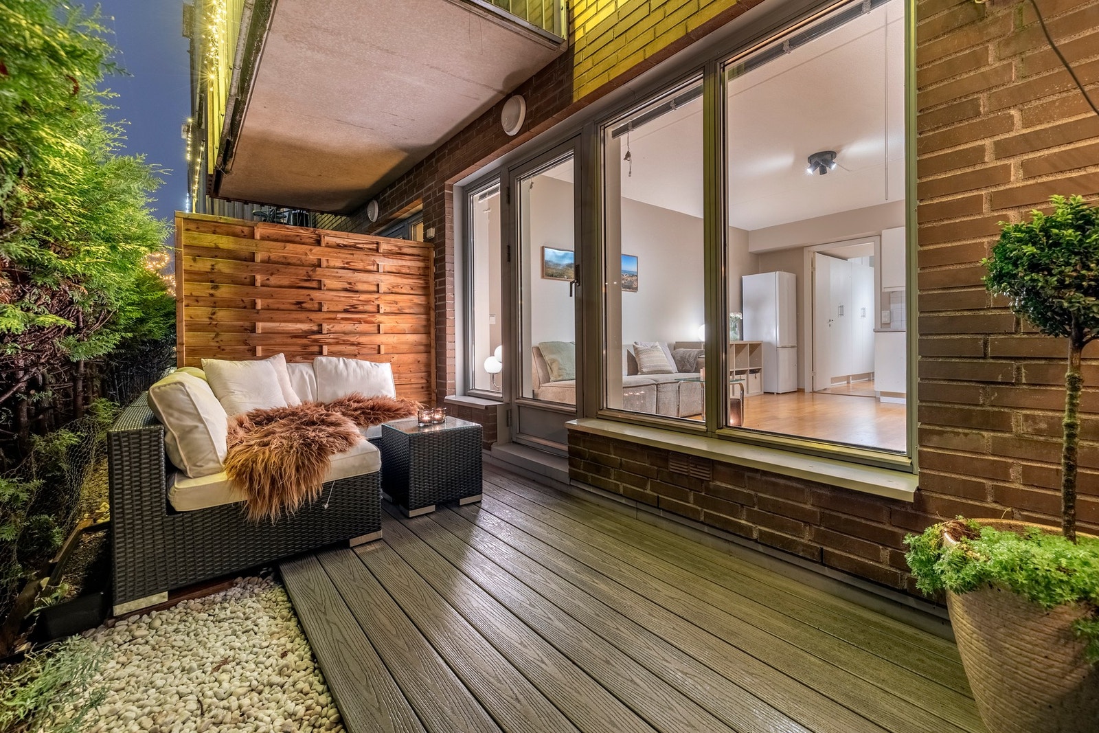 Fra stuen er det utgang til en vestvendt og innbydende terrasse på ca. 7 kvm. Galleribilde