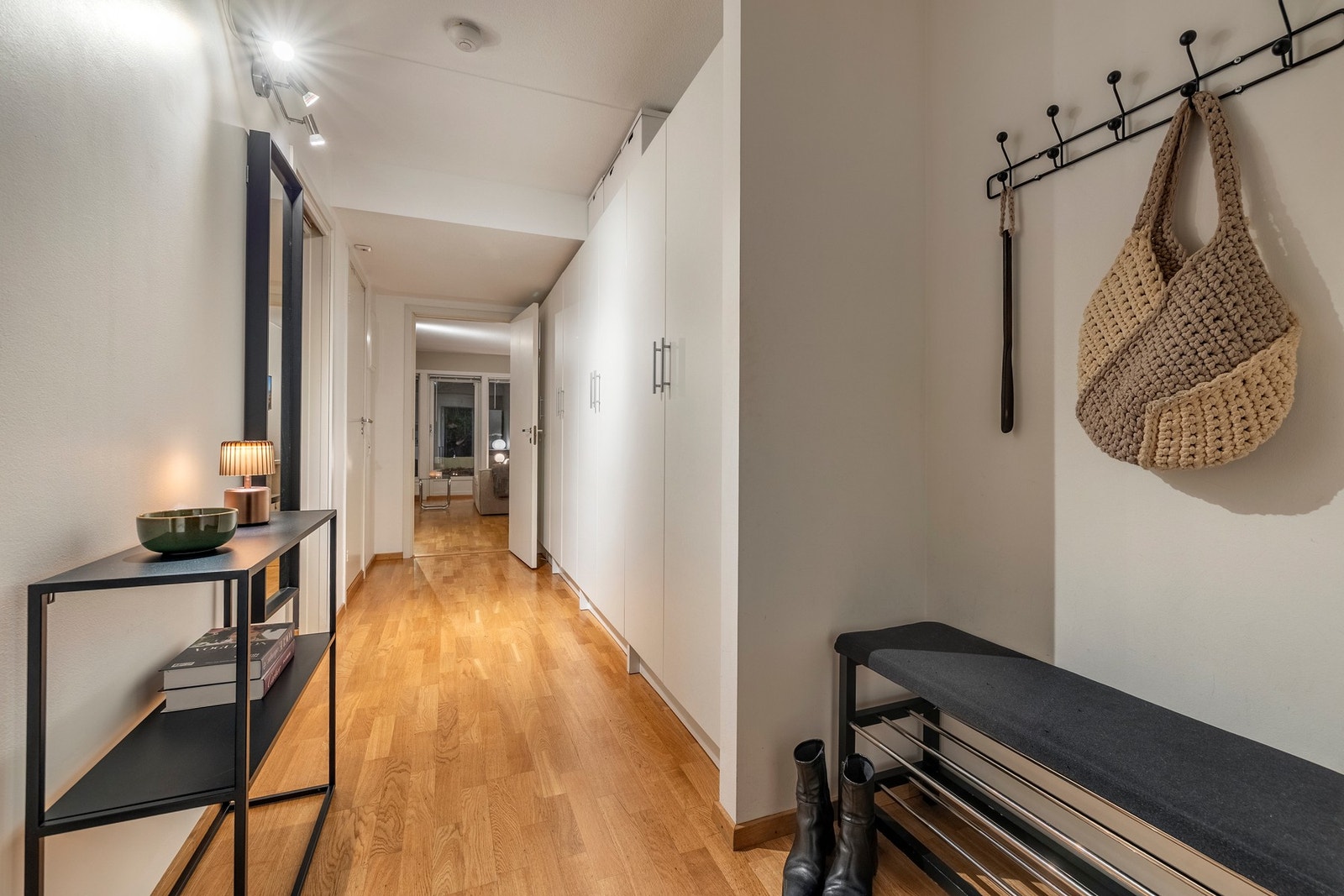 Entréen er innredet med romslige garderobeskap langs med den ene veggen, og det er ellers god plass til sittebenk og et konsollbord. Galleribilde