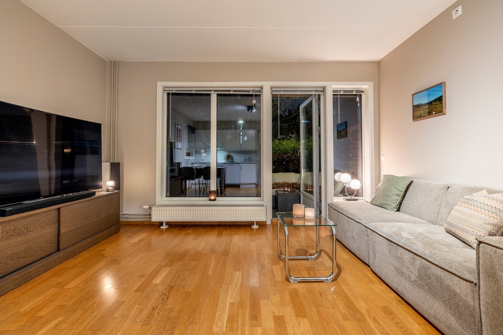 Stuen har store vindusflater slipper inn rikelig med naturlig dagslys, og det er også utgang til en koselig terrasse på ca. 7 kvm. Galleribilde