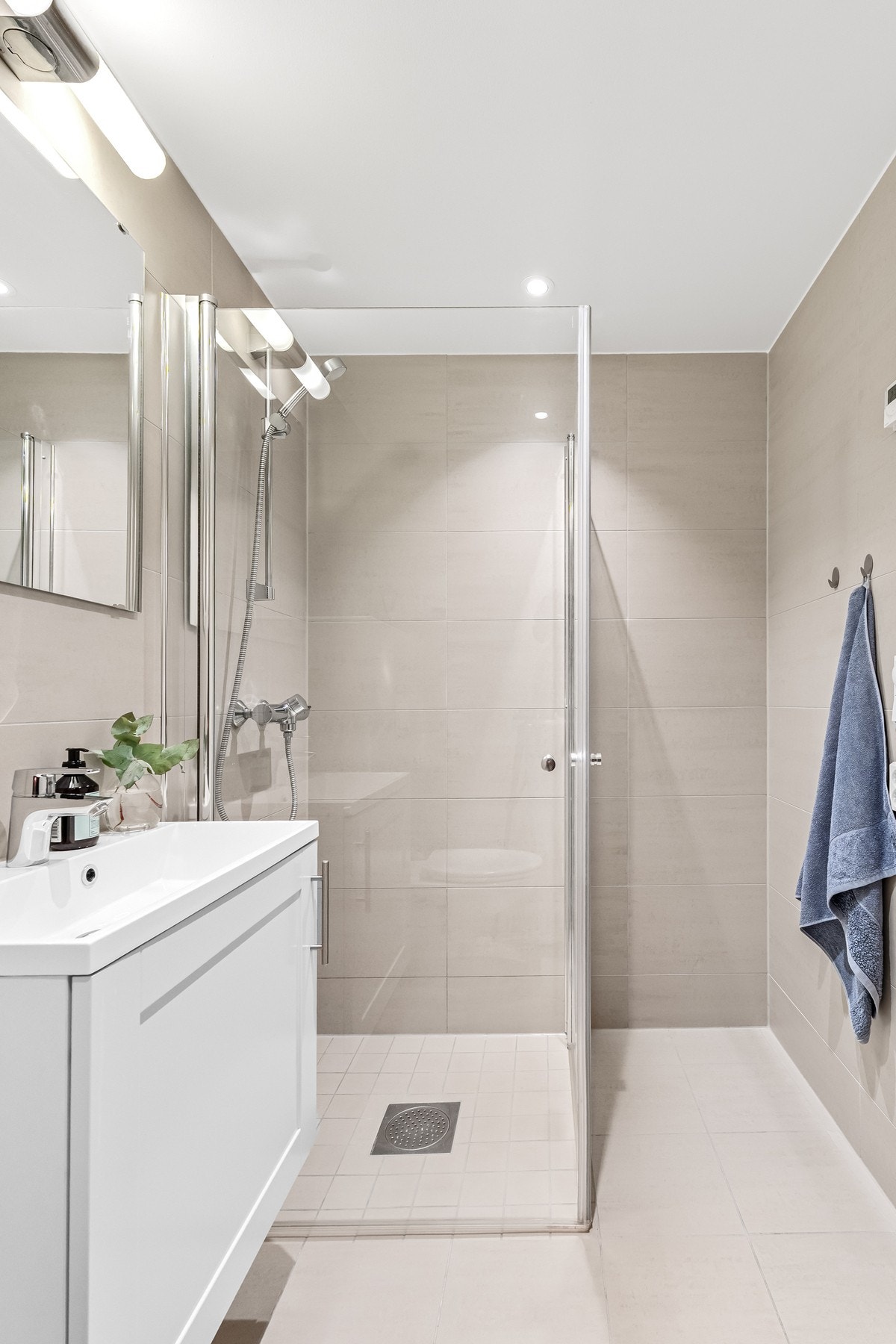 Dusjhjørne med foldbare glassdører Galleribilde