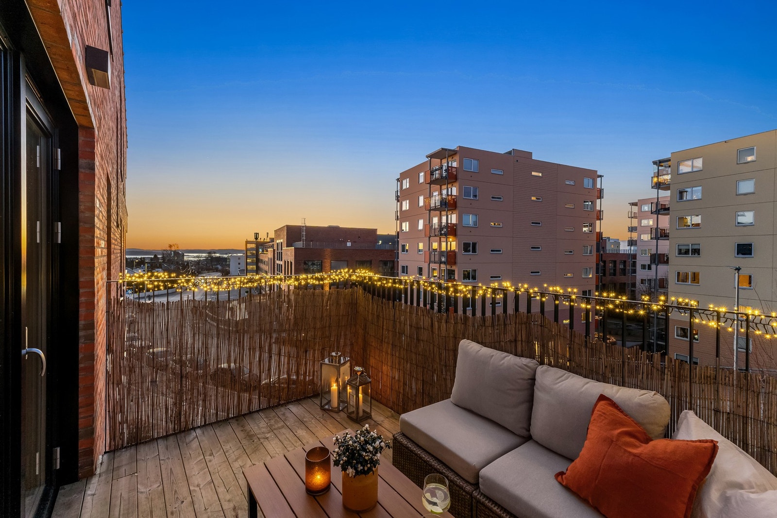 Lokalmegler Daniel Bigom v/ PrivatMegleren Atrium har gleden av å ønske velkommen til denne råflotte 4-roms leiligheten i Bøkkerveien 42a! Galleribilde