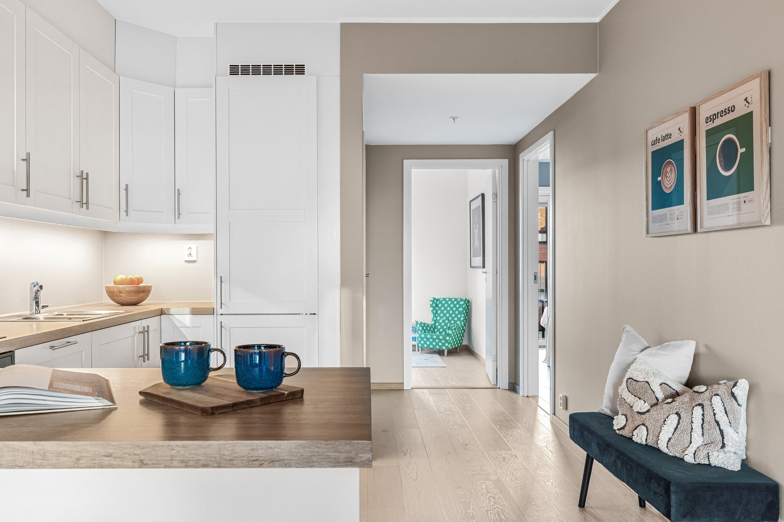 Integrerte hvitevarer som induksjonsplatetopp, oppvaskmaskin og kjøl/fryseskap Galleribilde