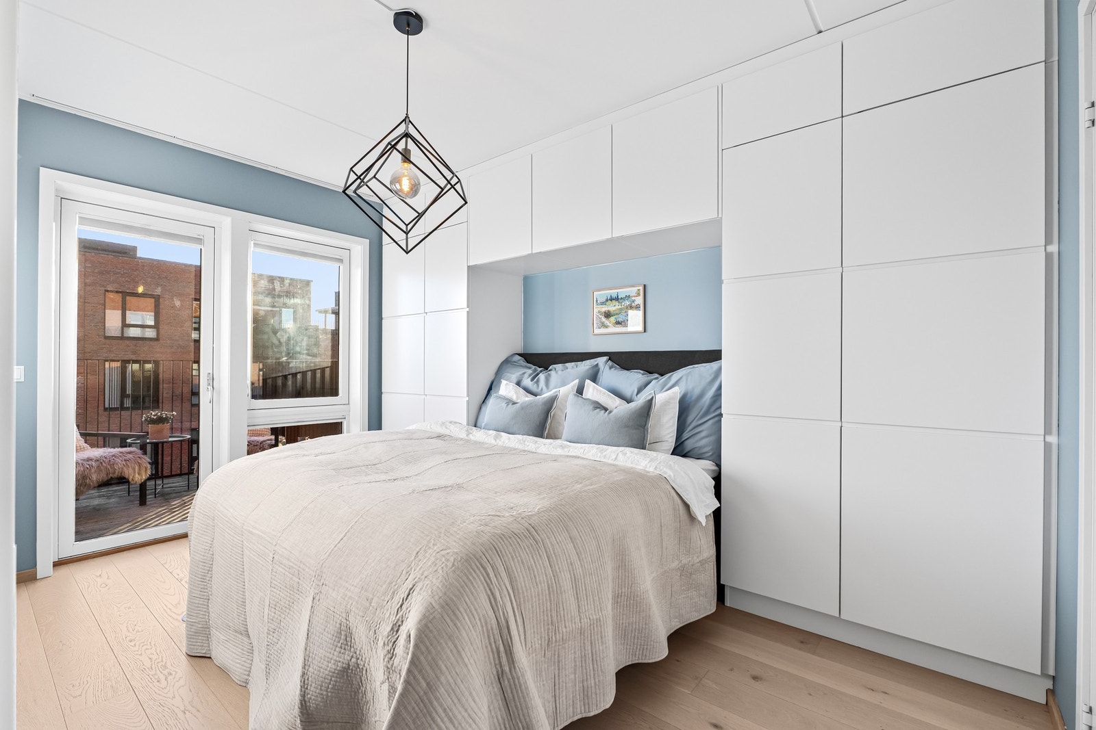 Stort og fint hovedsoverom på ca 12m² med gjennomtenkt garderobeløsning Galleribilde