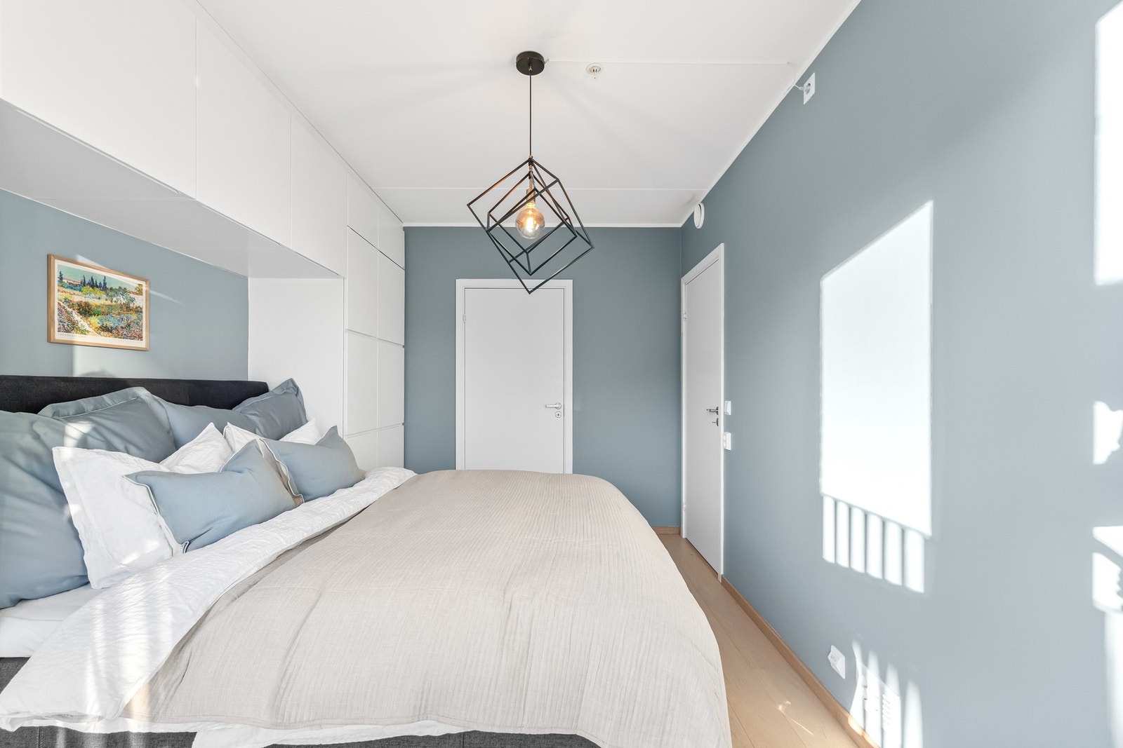 Inn til hovedsoverommet med "En-suite" løsning med eget bad og balkong Galleribilde