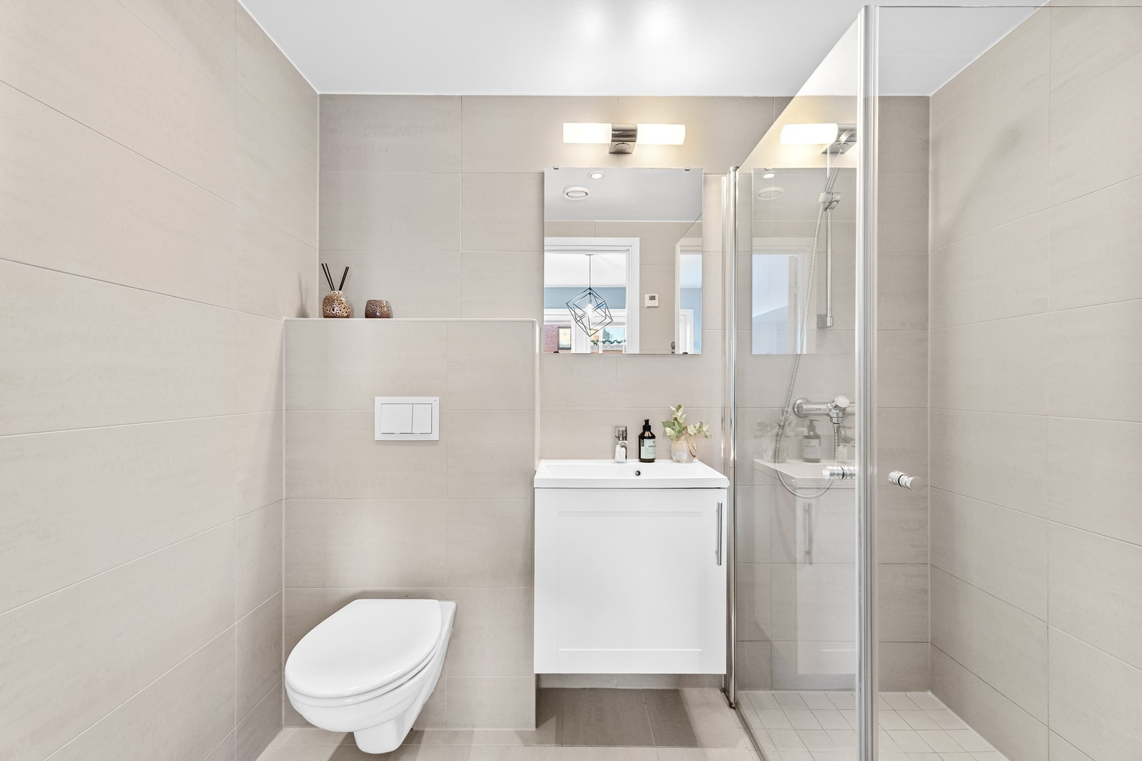 Flott bad med god størrelse, gulvvarme, downlights og flislagt sisterne med pyntekant på toppen Galleribilde