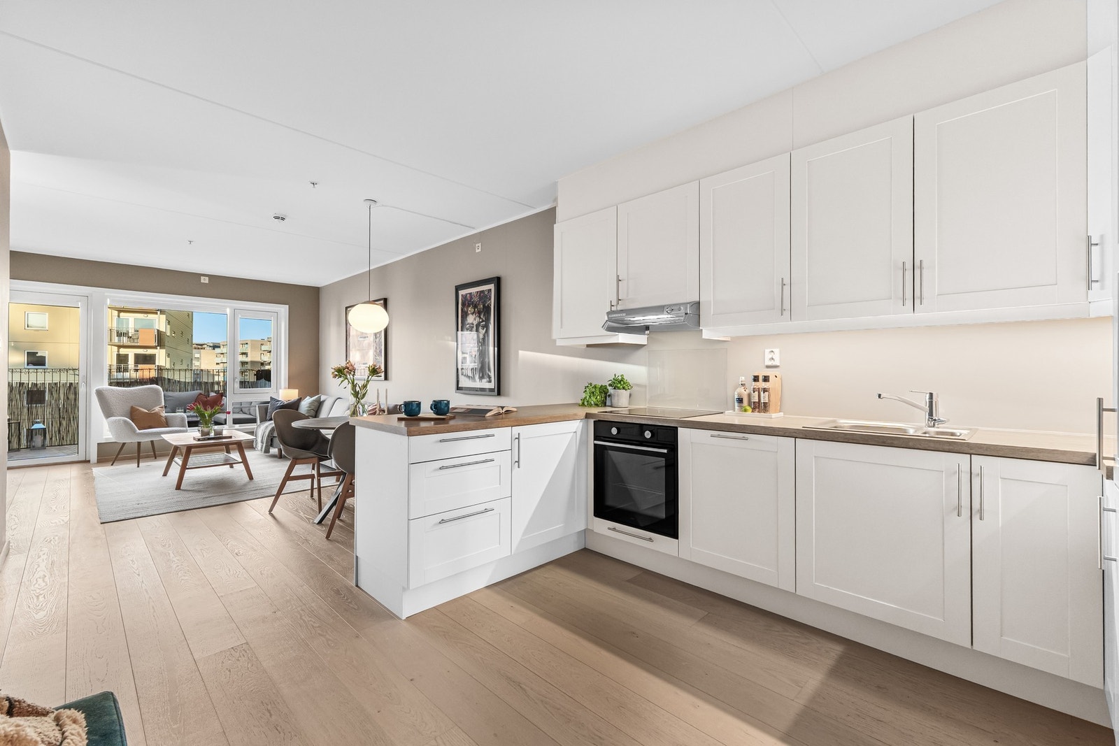 Delikat Sigdal kjøkken med takhøy og profilert innredning og todelt vaskekum samt lys under overskap Galleribilde