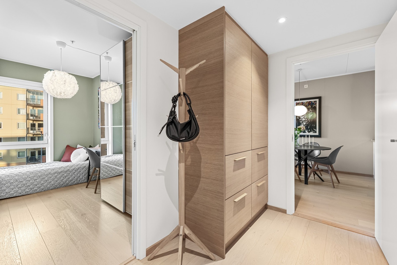 Lys og fin entré med gulvvarme, downlights og garderobeskap til yttertøy og sko Galleribilde